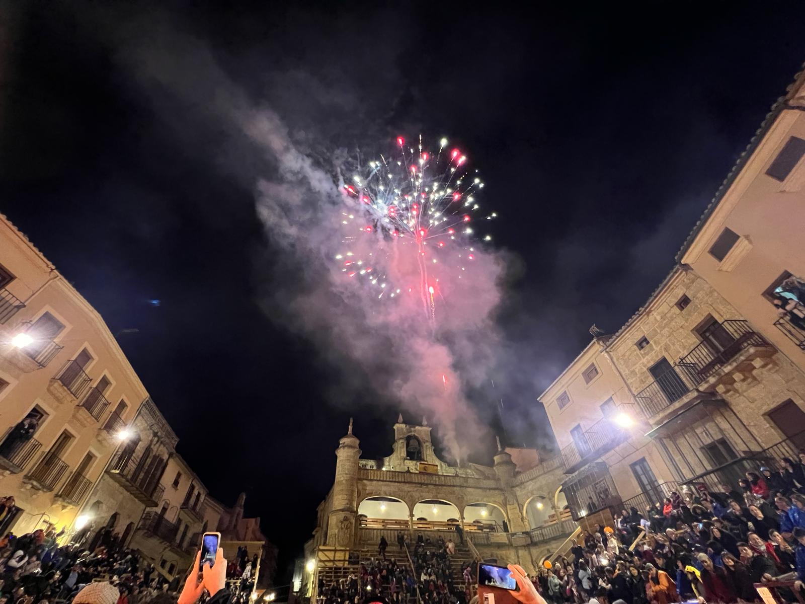 GALERÍA | Pasacalles con la quema del toro de cenizos y petición de cenizos en Ciudad Rodrigo. Fotos: Verónica Tapia