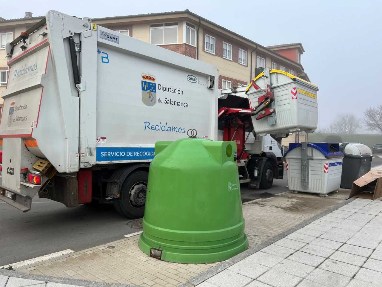 Camión de recogida de residuos en Carbajosa de la Sagrada