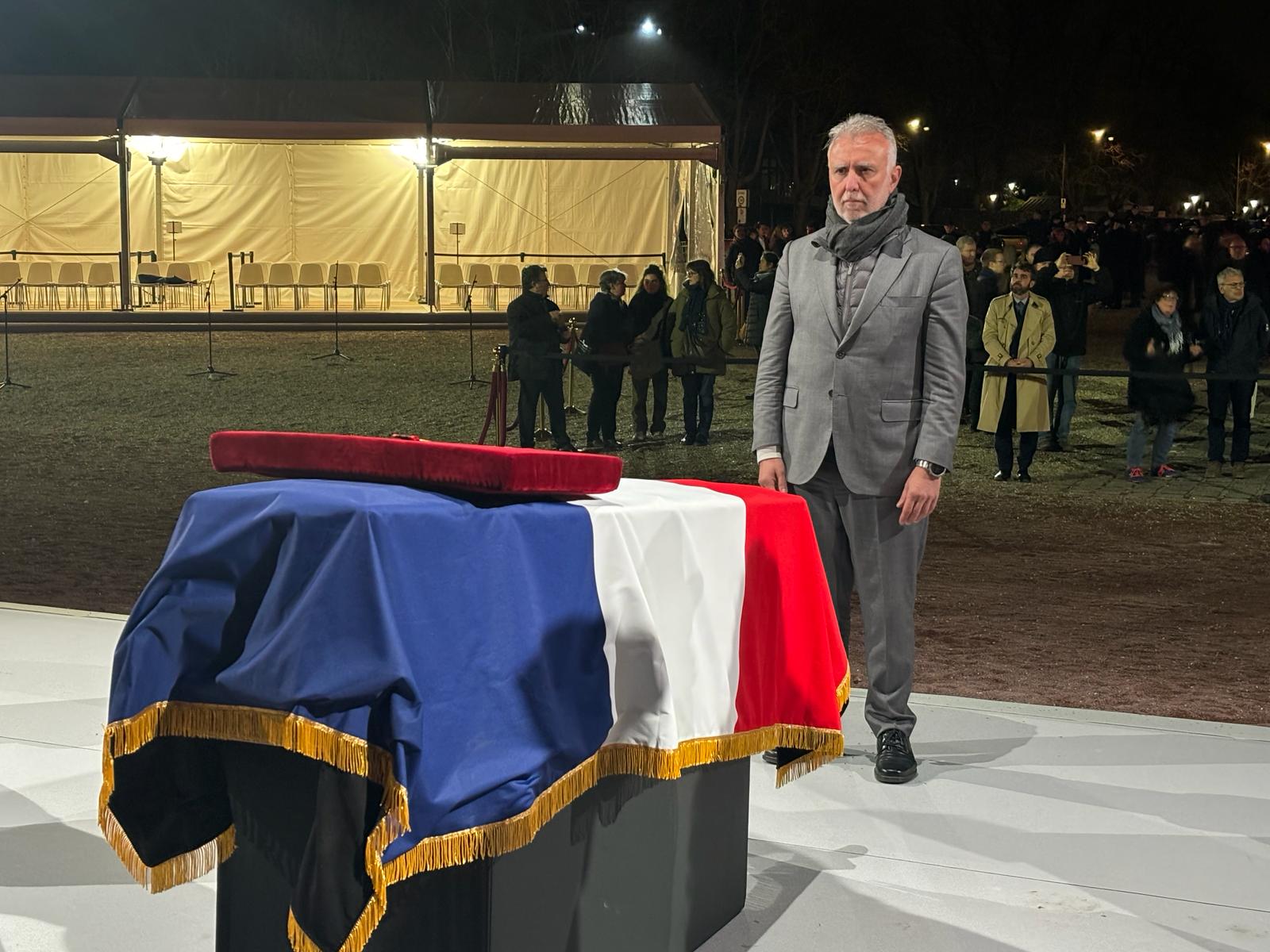 Ángel Víctor Torres rinde homenaje en París al salmantino Celestino Alfonso