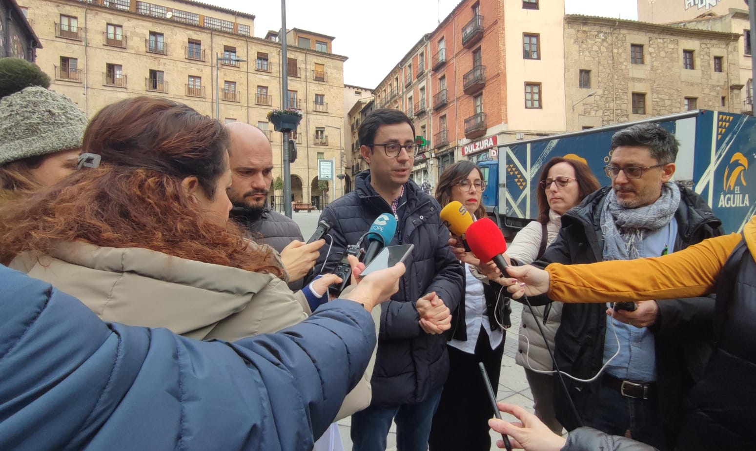 El portavoz del Grupo Municipal Socialista en el Ayuntamiento de Salamanca, José Luis Mateos, y los concejales Chema Collados y María Jesús Santa María