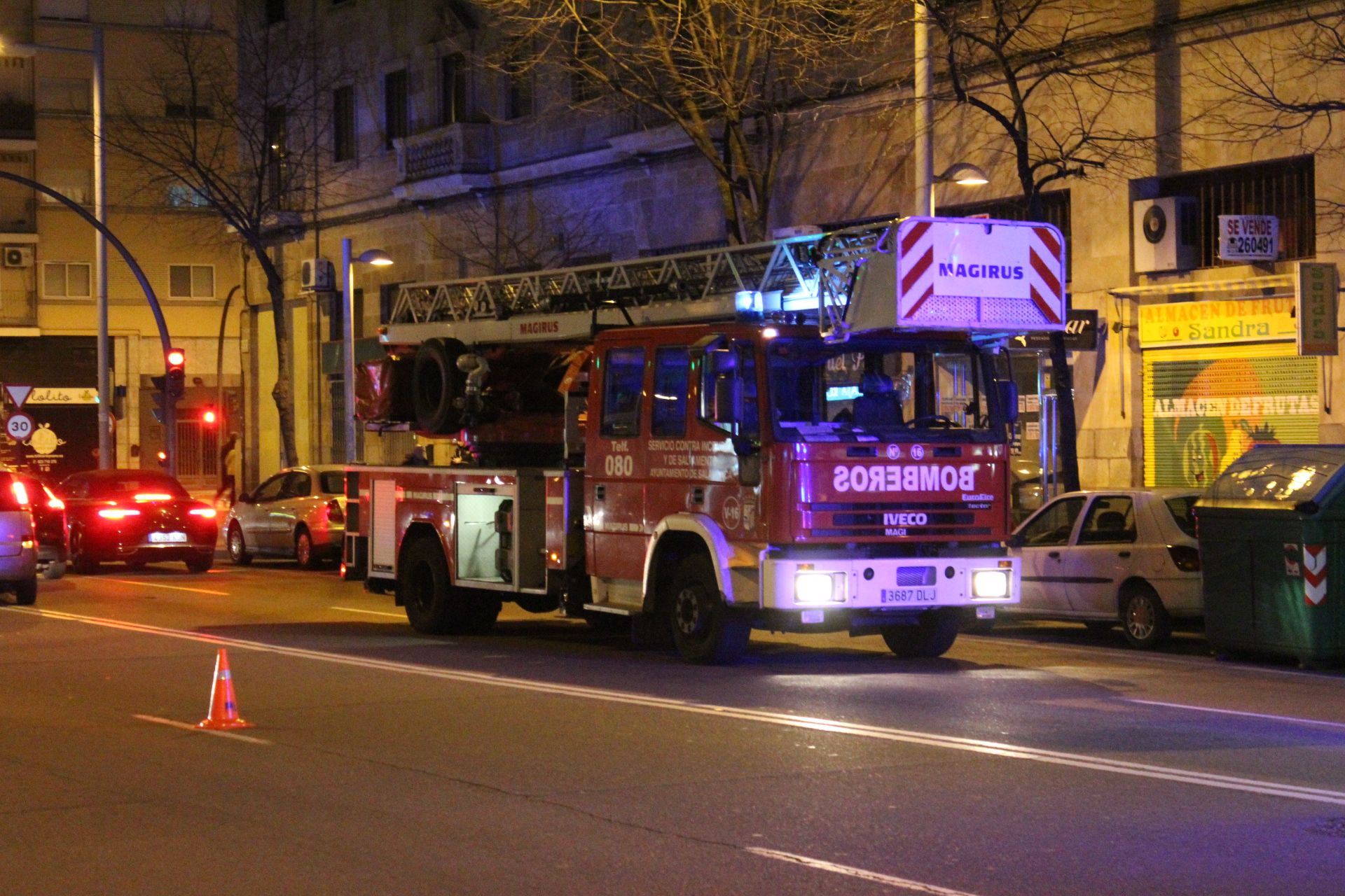 El humo saliente de un local del paseo de la Estación moviliza a los bomberos de Salamanca