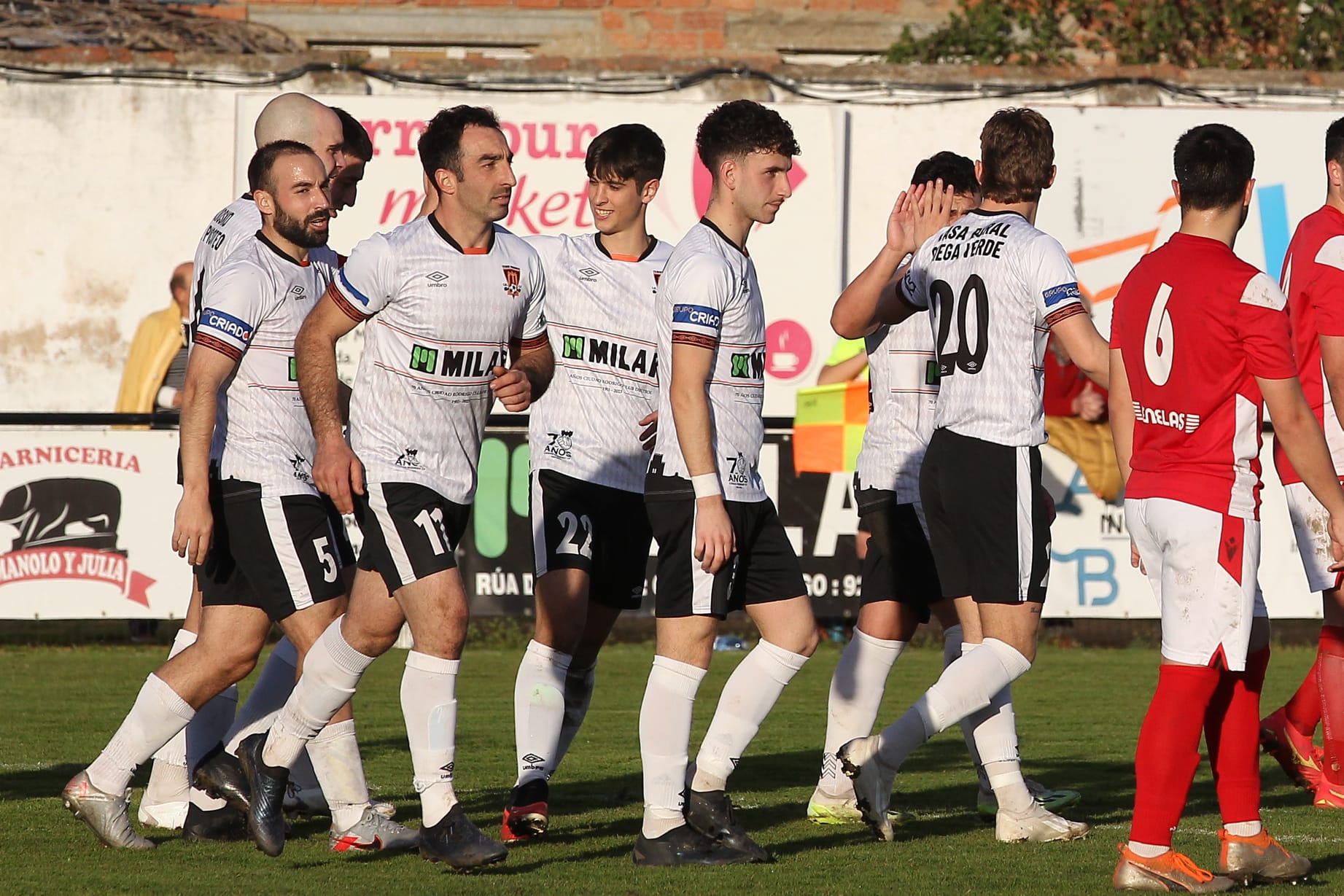 Los jugadores del Ciudad Rodrigo celebran un gol ante el Veguellina