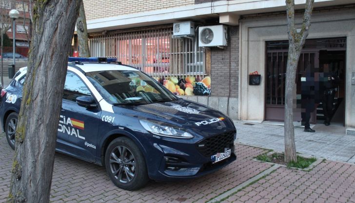 Despliegue policial en la calle Alfarero con un detenido. Fotos S24H