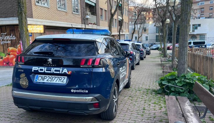 Despliegue policial en la calle Alfarero con un detenido. Fotos S24H