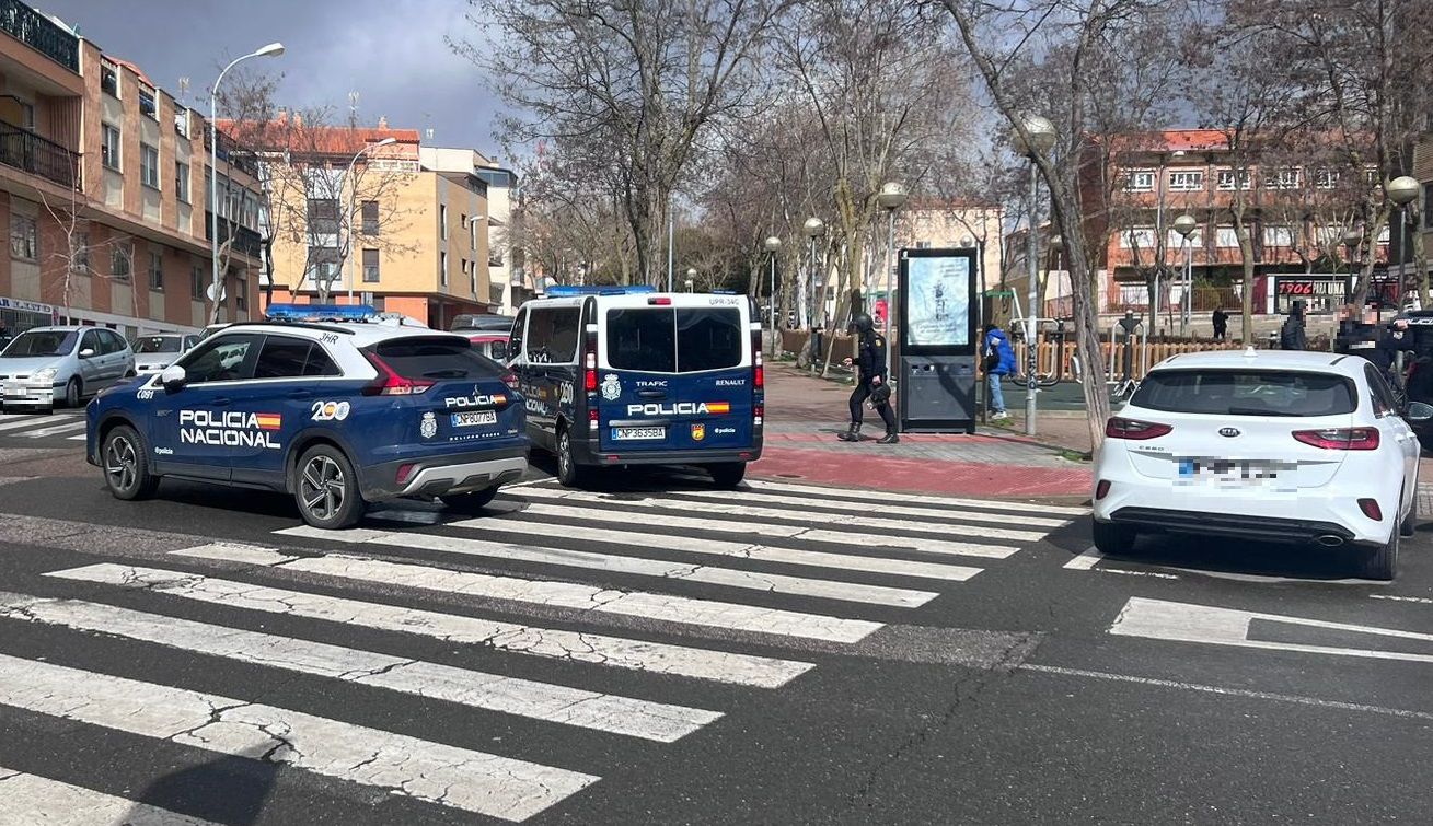 Despliegue policial en la calle Alfarero con un detenido. Fotos S24H