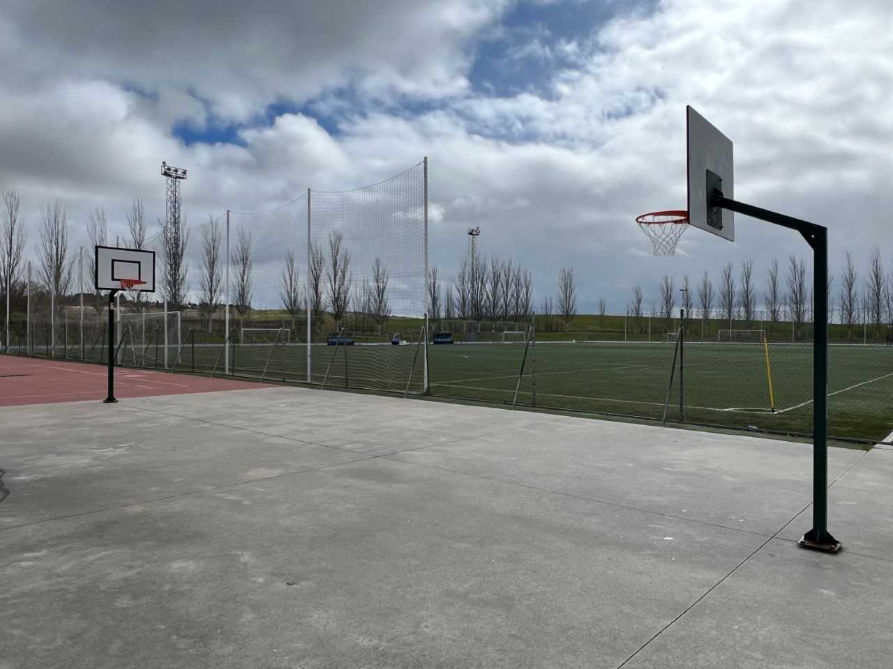 Nueva canasta y nueva red en el Complejo Deportivo de Carbajosa