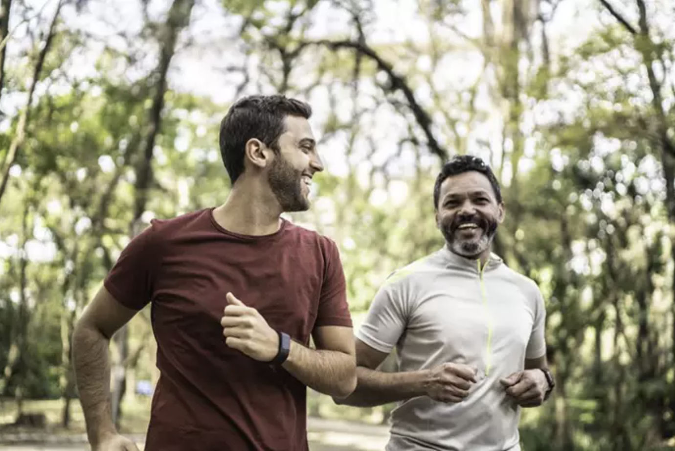 Dos amigos corriendo por el parque. - FG TRADE/ISTOCK - Archivo