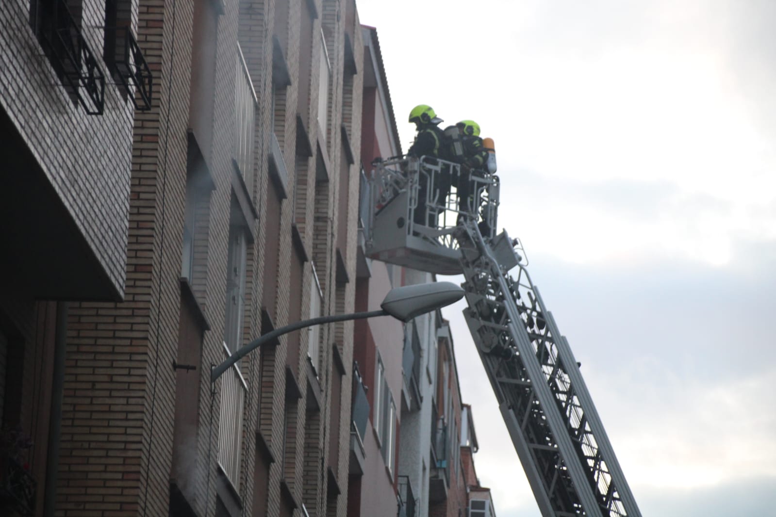 Incendio en una vivienda en la calle León Felipe (19)