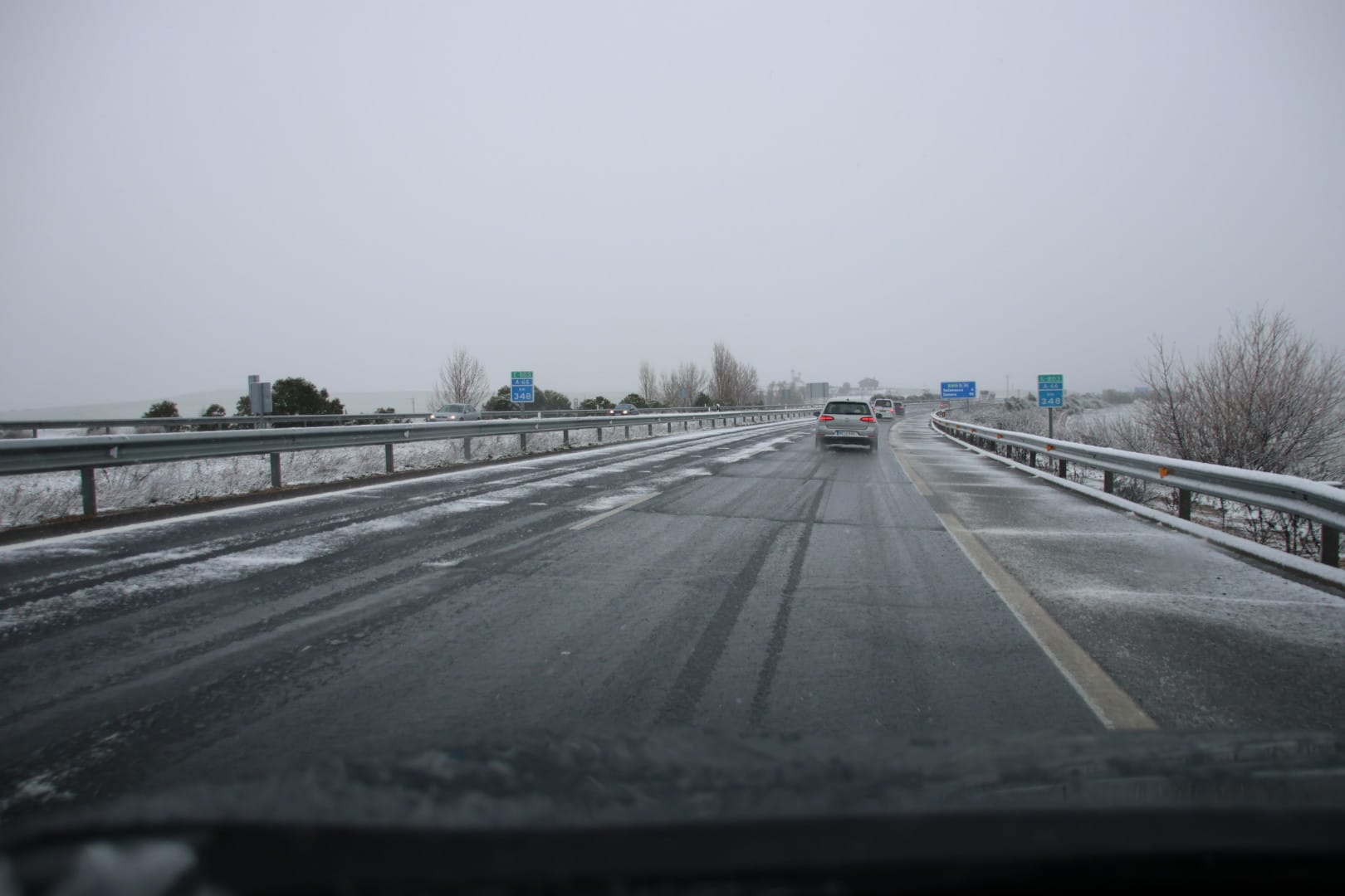 Nieve en carretera colindantes con la A-66 - Fotos de archivo - S24H