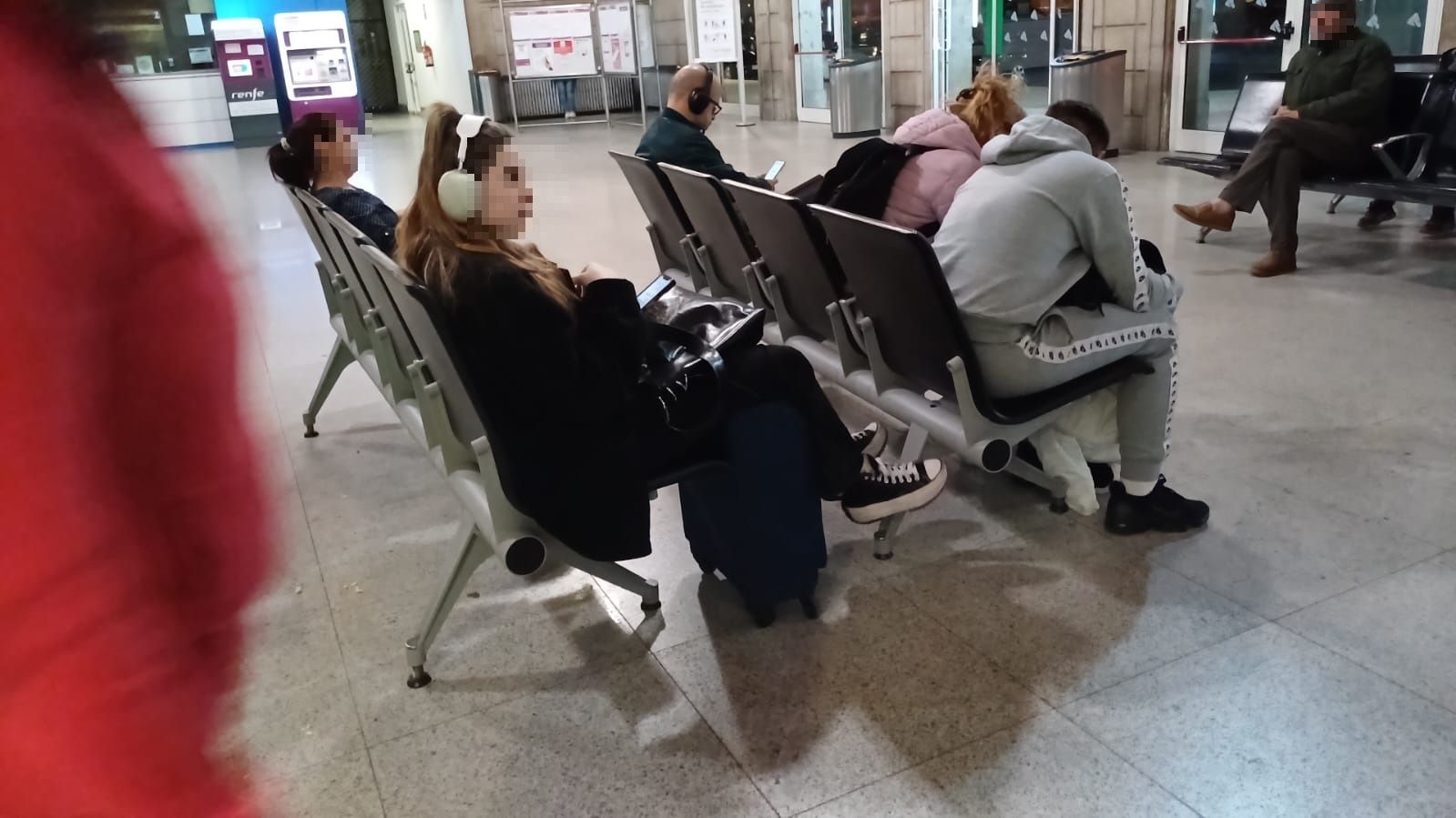 Personas esperando en la estación de tren de Adif