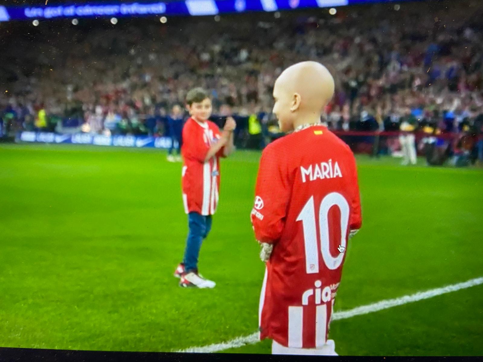 María "Princesa Futbolera Guerrera" realiza el saque de honor en el Atlético - Barcelona - FOTO: DAZN