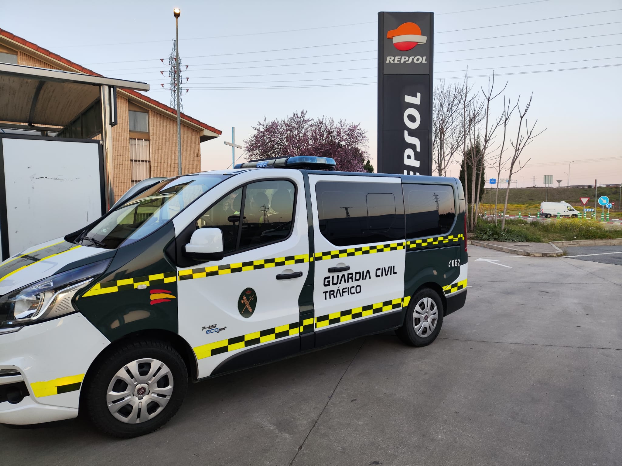 Guardia Civil de Tráfico en la rotonda de Buenos Aires. 