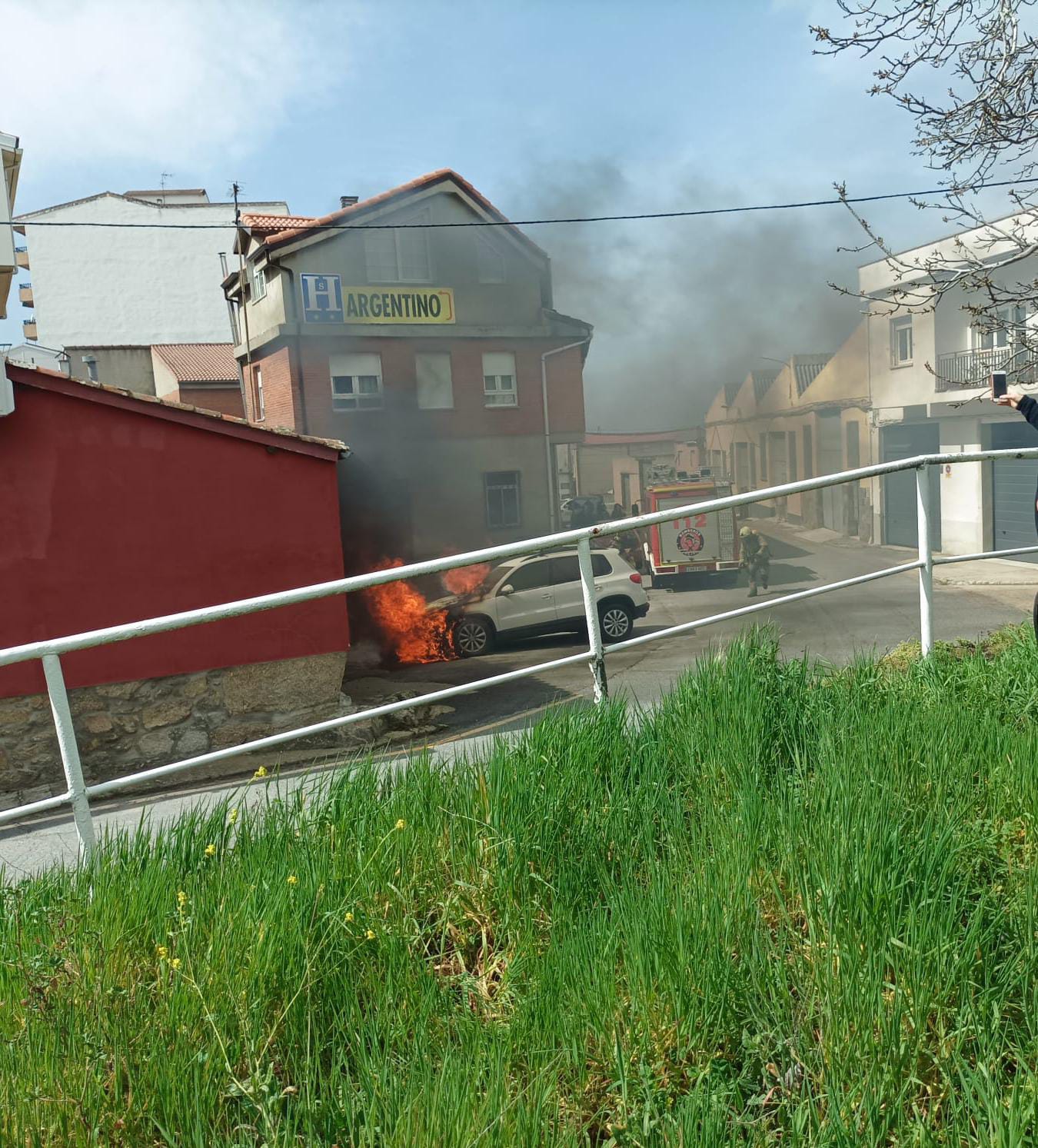 Arde un coche en el centro de Bejar 