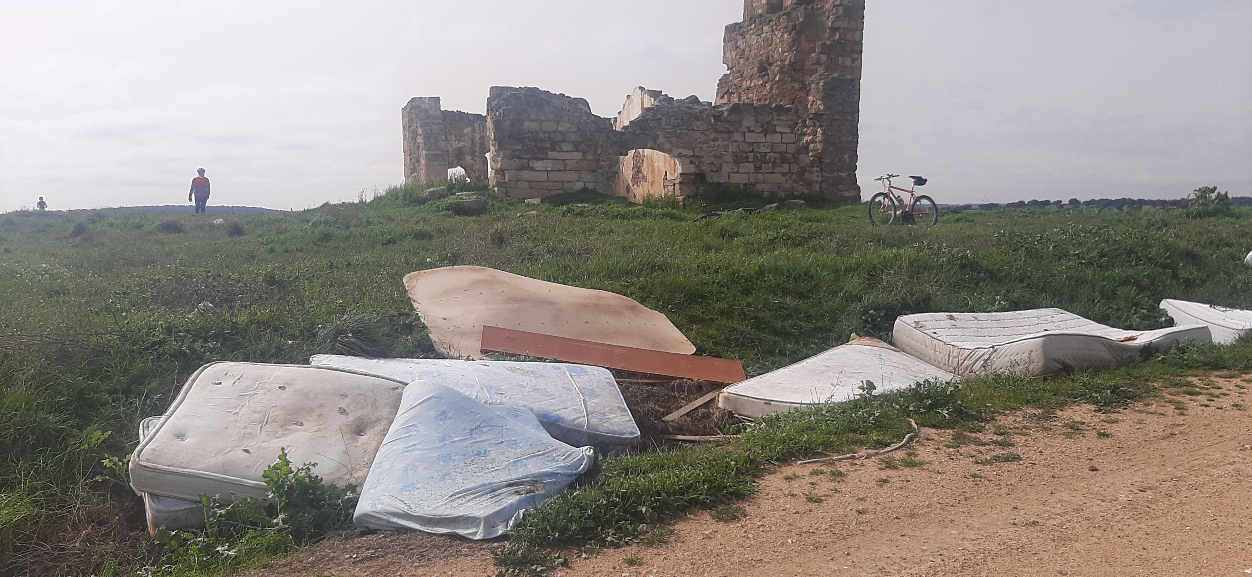 Un grupo de ciclistas denuncian una vergonzosa estampa de colchones en el campo en Calvarrasa de Arriba