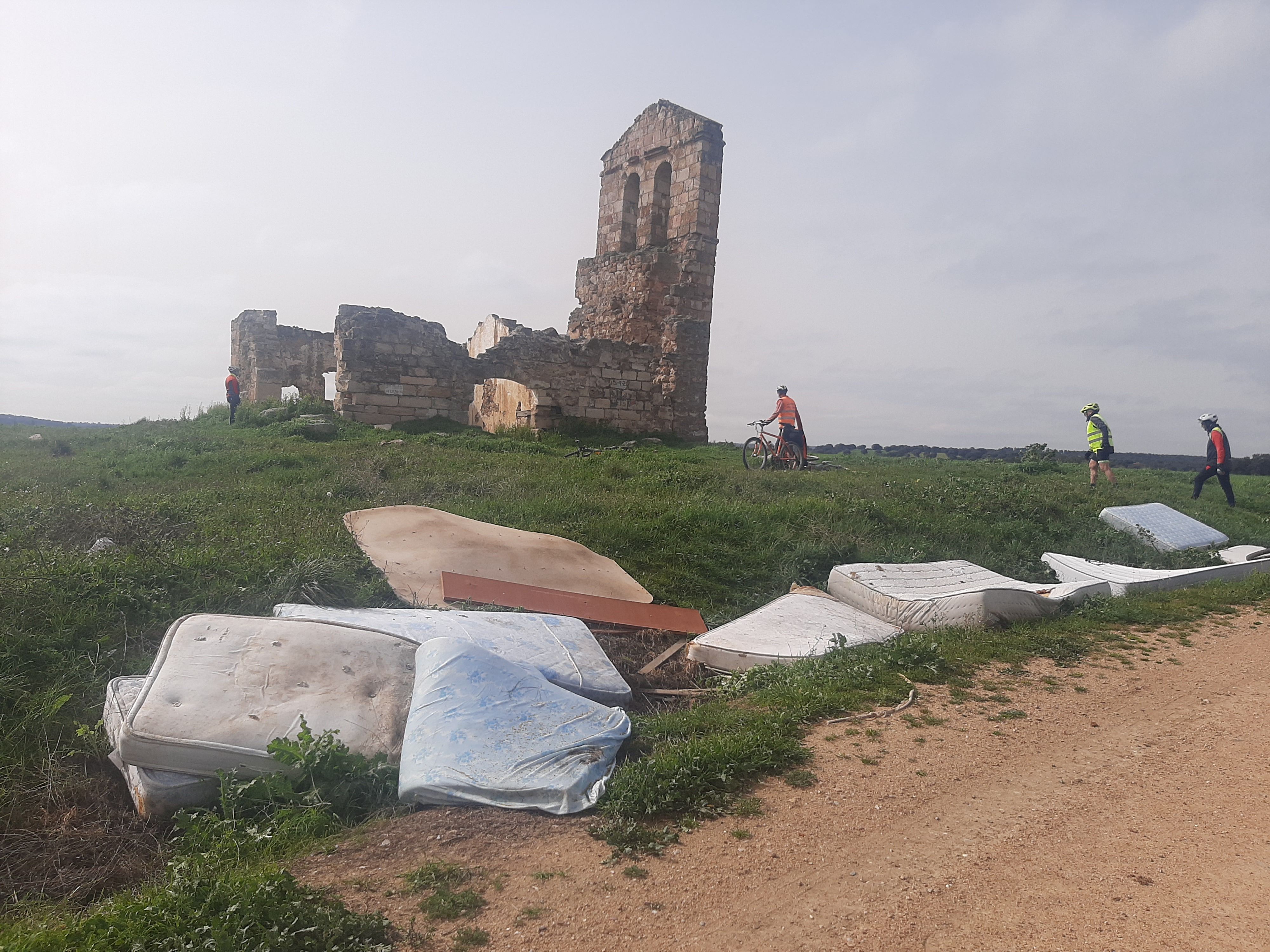 Un grupo de ciclistas denuncian una vergonzosa estampa de colchones en el campo en Calvarrasa de Arriba