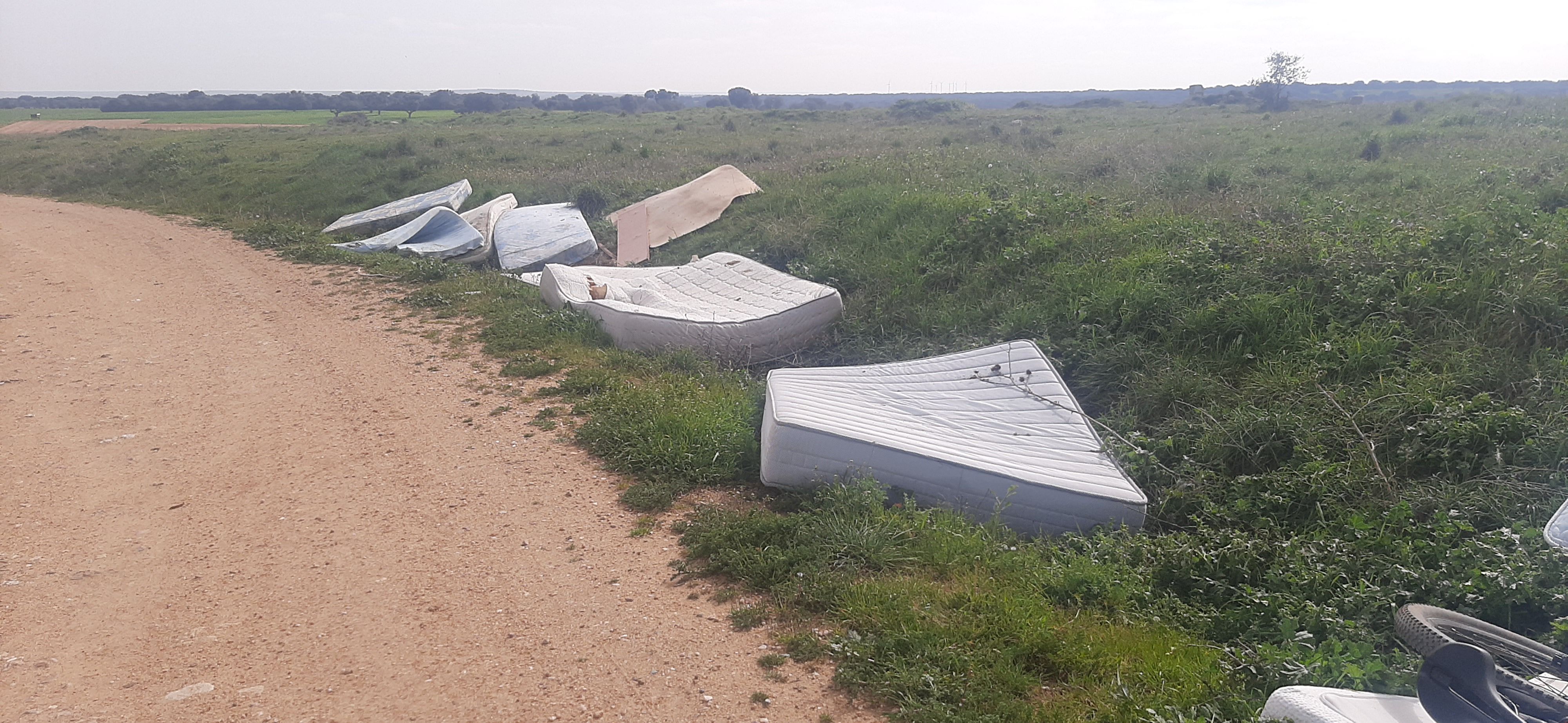 Un grupo de ciclistas denuncian una vergonzosa estampa de colchones en el campo en Calvarrasa de Arriba