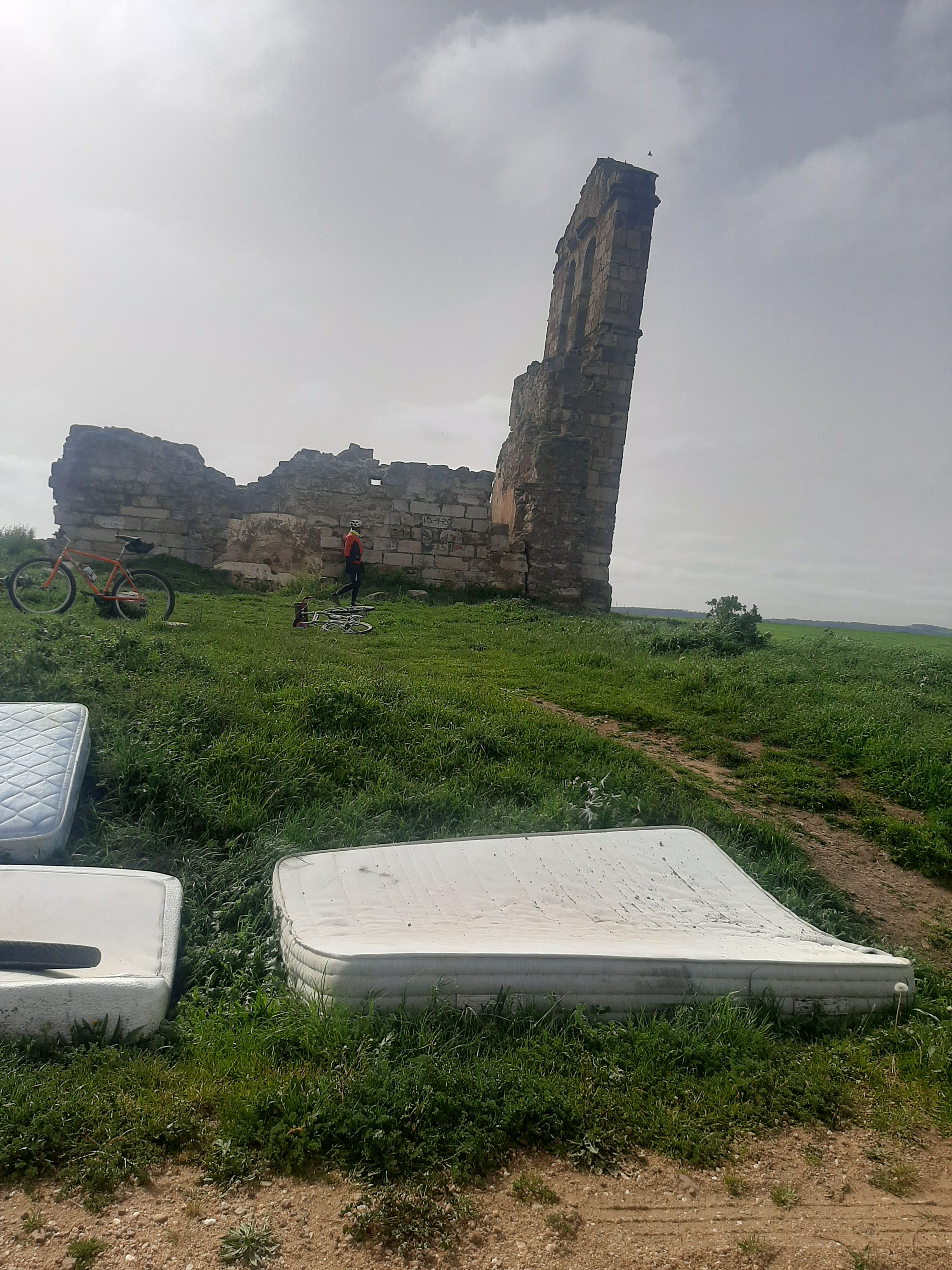 Un grupo de ciclistas denuncian una vergonzosa estampa de colchones en el campo en Calvarrasa de Arriba