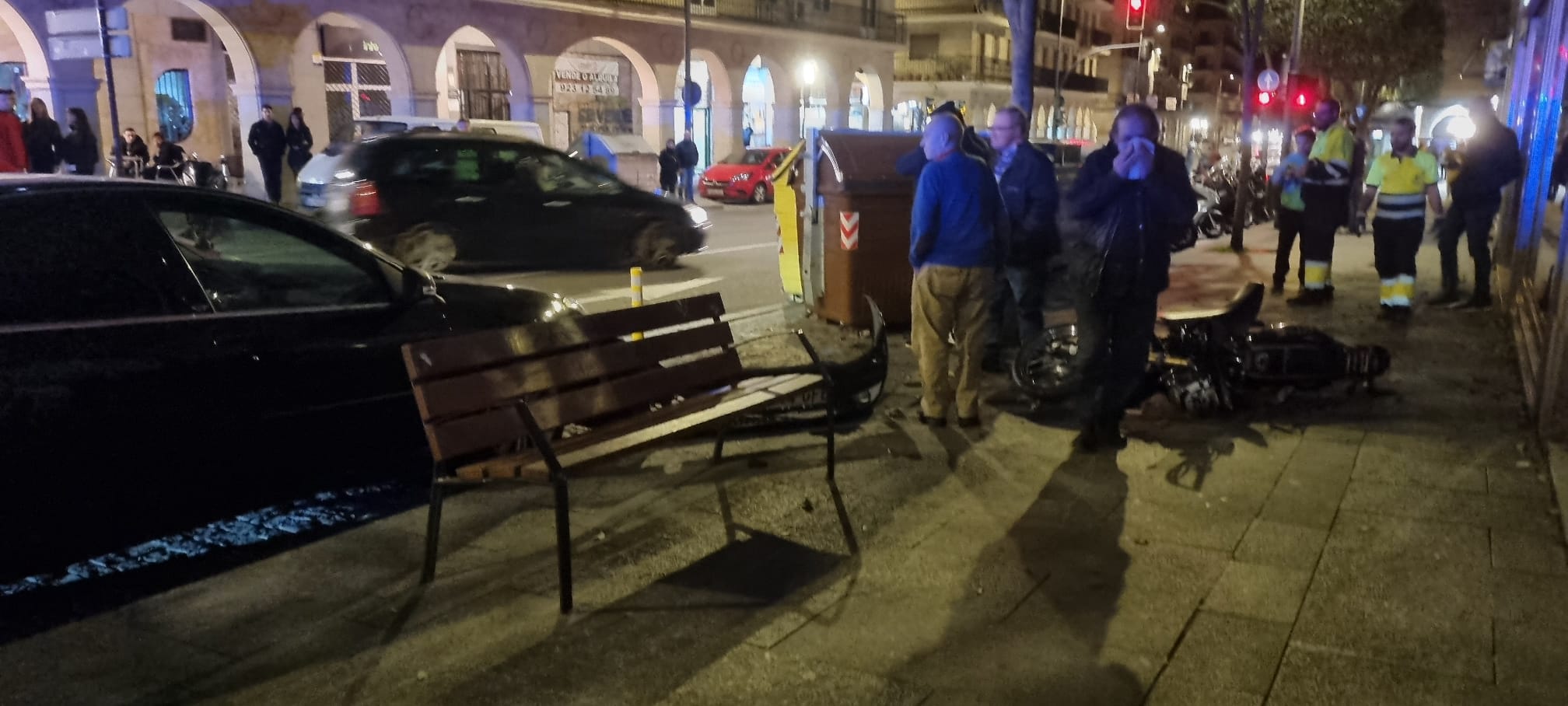 Un conductor de un turismo, positivo en alcoholemia, se estrella contra un coche y una moto aparcadas en Gran Vía durante la madrugada de este domingo