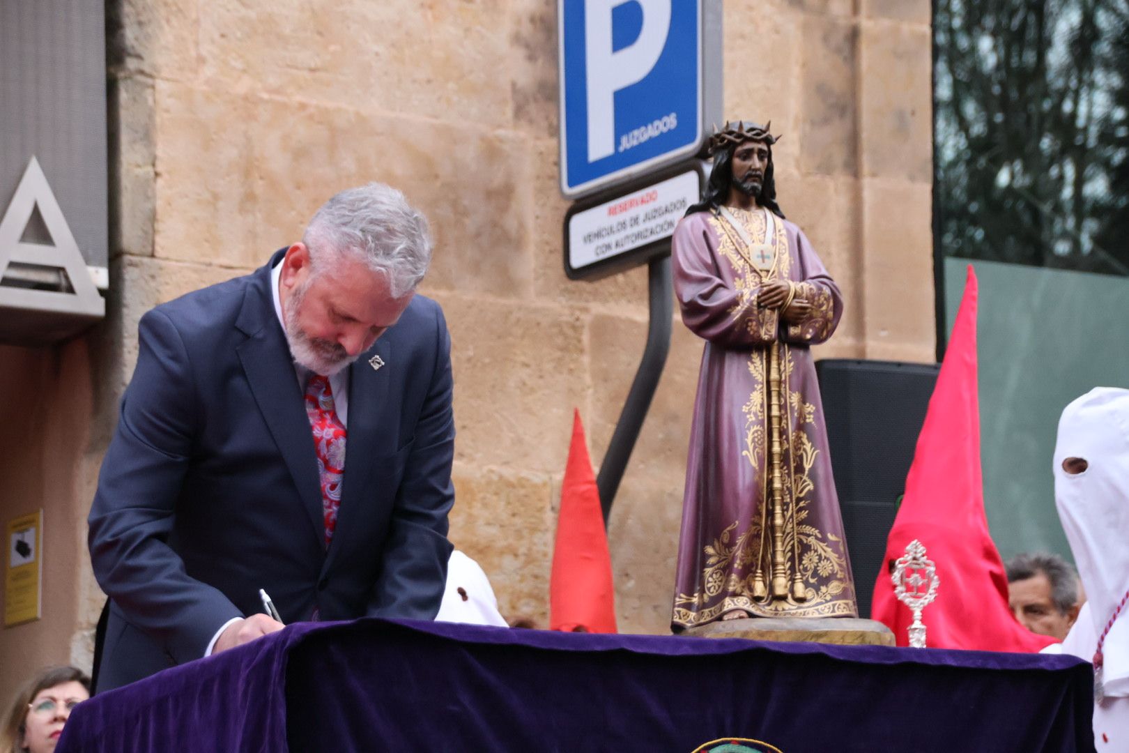 GALERÍA | Indulto del preso en la procesión de Jesús del Perdón en la Semana Santa 2024