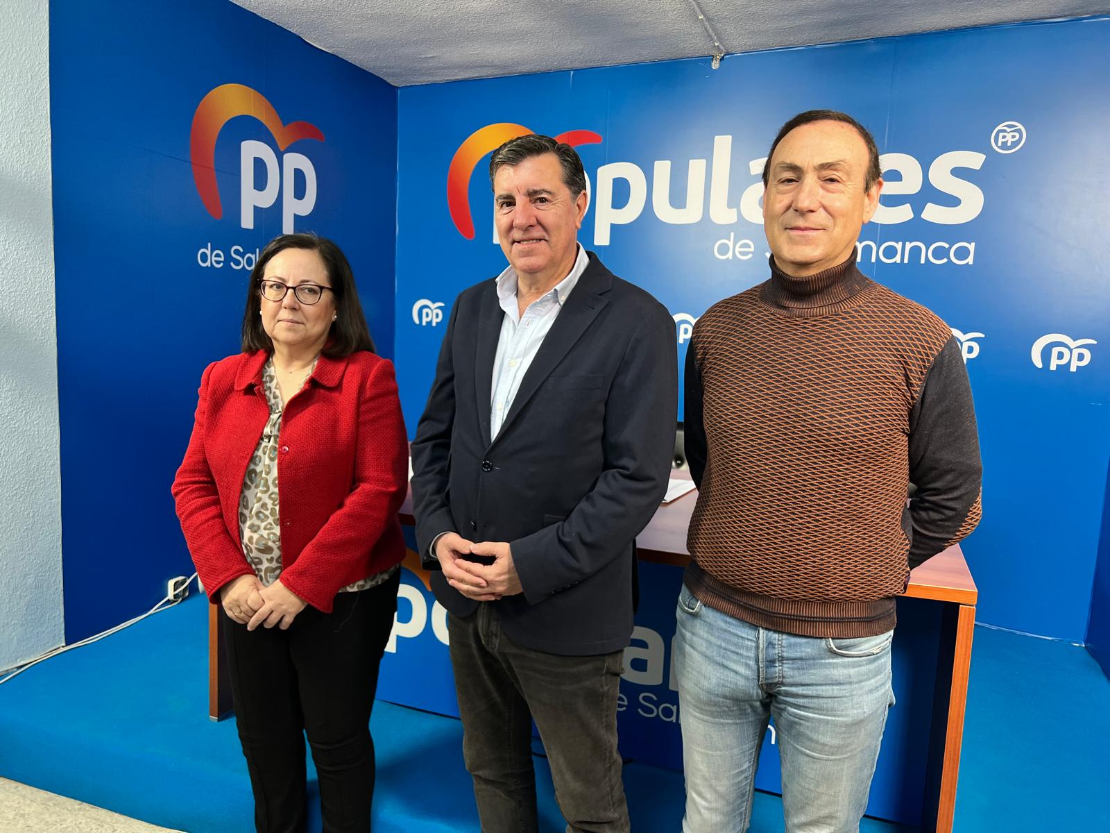 Los diputados parlamentarios del PP José Antonio Bermúdez de Castro, María Jesús Moro y Pedro Samuel Martín en una rueda de prensa. Foto SALAMANCA24HORAS.COM