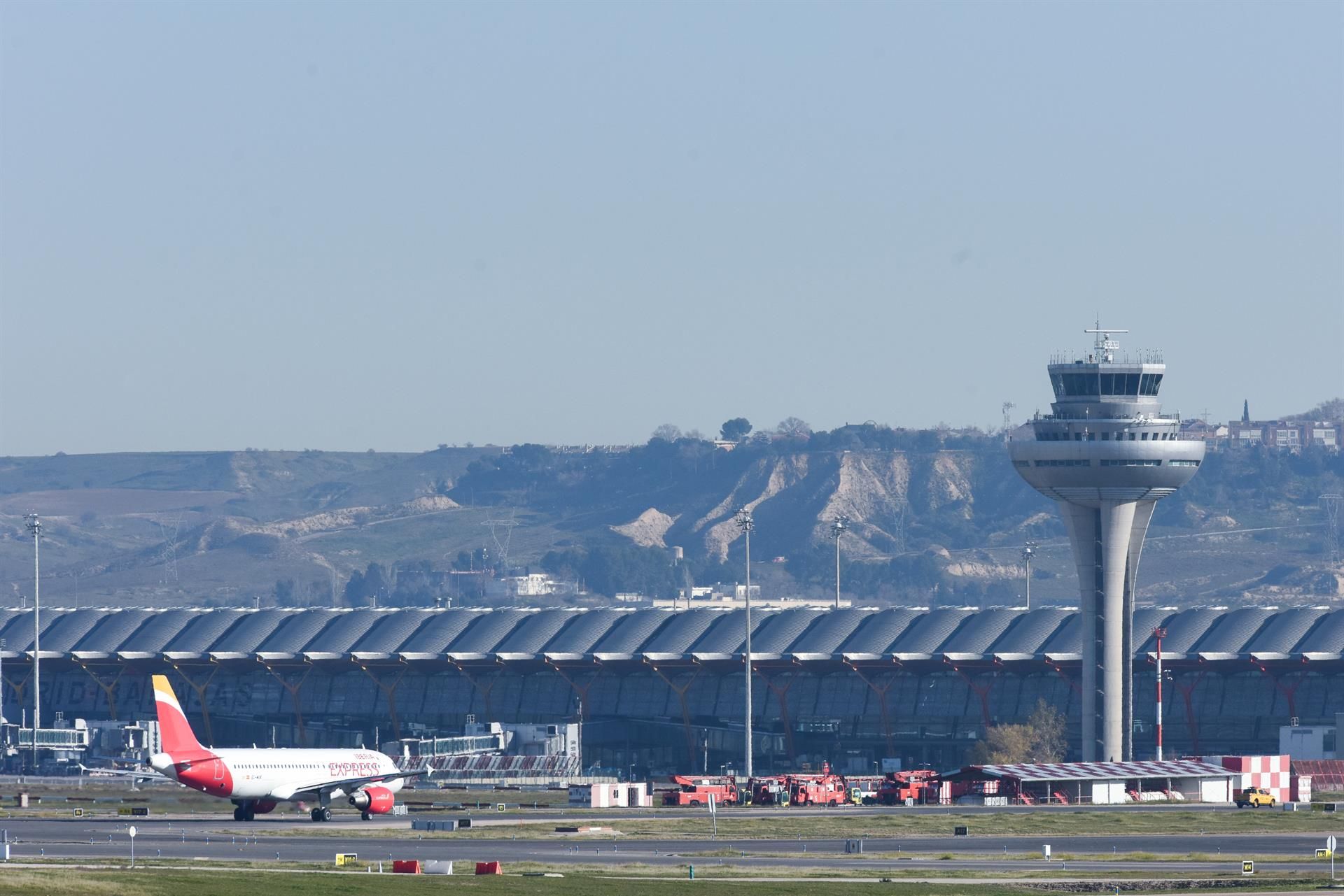 Archivo - Un avión aparcado en la pista en el aeropuerto Adolfo Suárez Madrid-Barajas, a 8 de enero de 2024, en Madrid (España). - Gustavo Valiente - Europa Press - Archivo