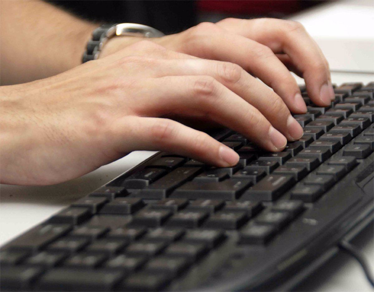 Hombre con un teclado de ordenador. Foto EP