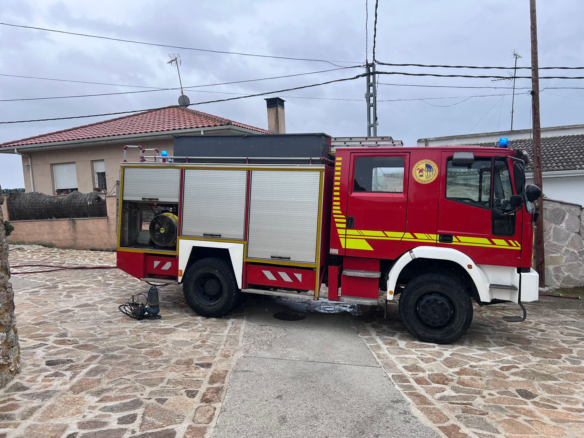 Bomberos ante el incendio del garaje de una vivienda en Juzbado