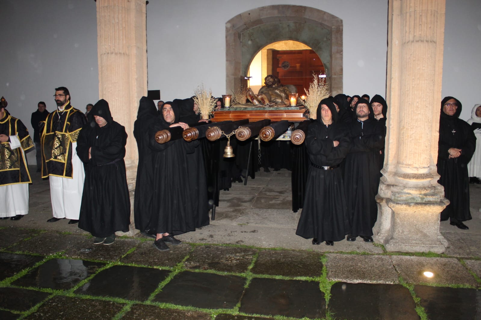 El Cristo de la Liberación no puede procesionar a causa de la lluvia 