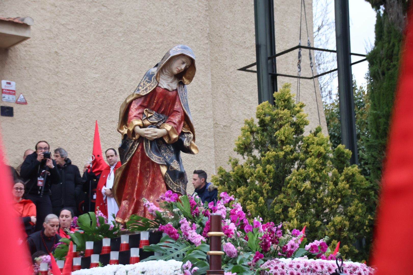 El Cristo de la Vela y Nuestra Señora del Silencio saluda a los fieles en la Iglesia de Jesús Obrero en Salamanca en la Semana Santa de Salamanca 2024