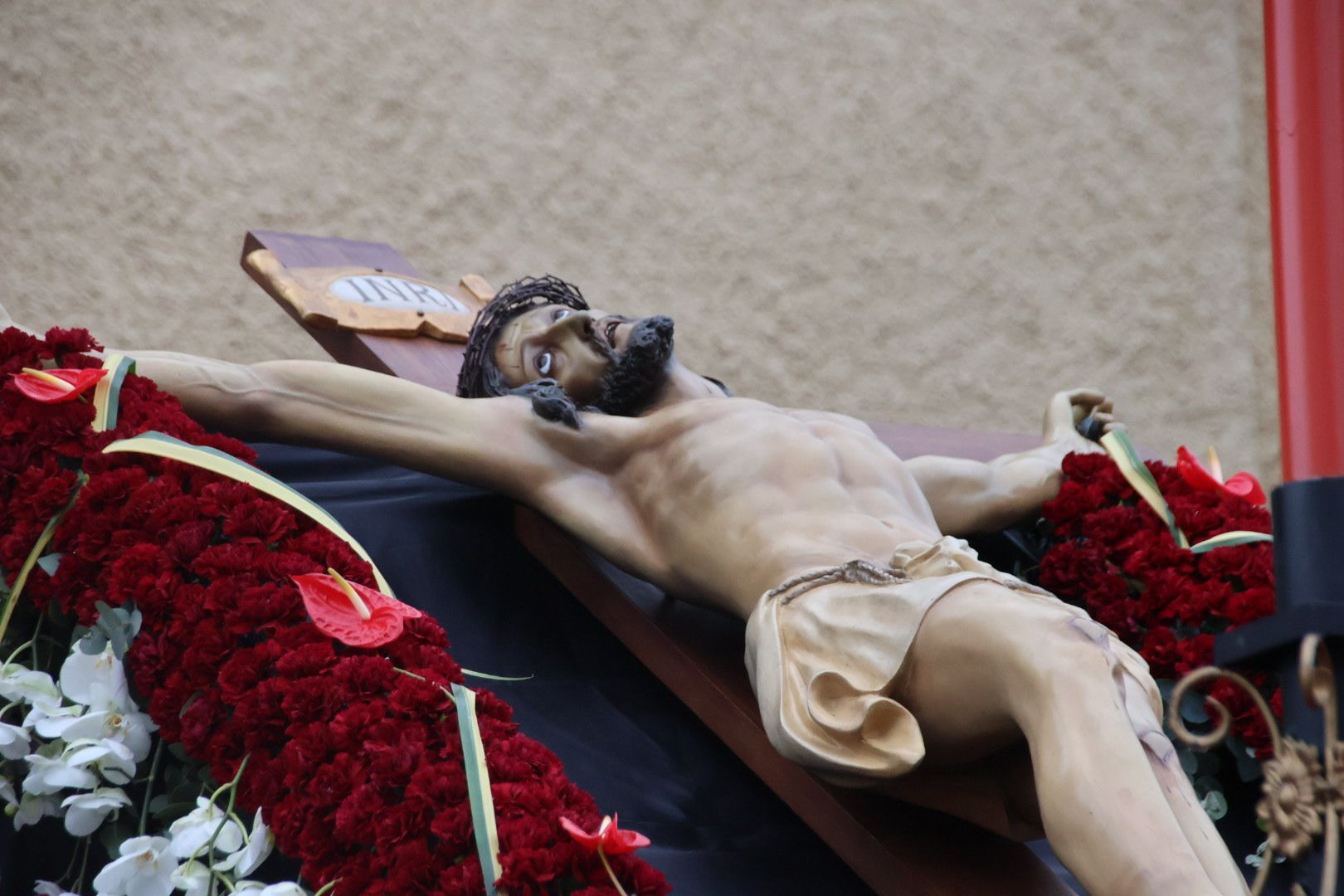 El Cristo de la Vela y Nuestra Señora del Silencio saluda a los fieles en la Iglesia de Jesús Obrero en Salamanca en la Semana Santa de Salamanca 2024