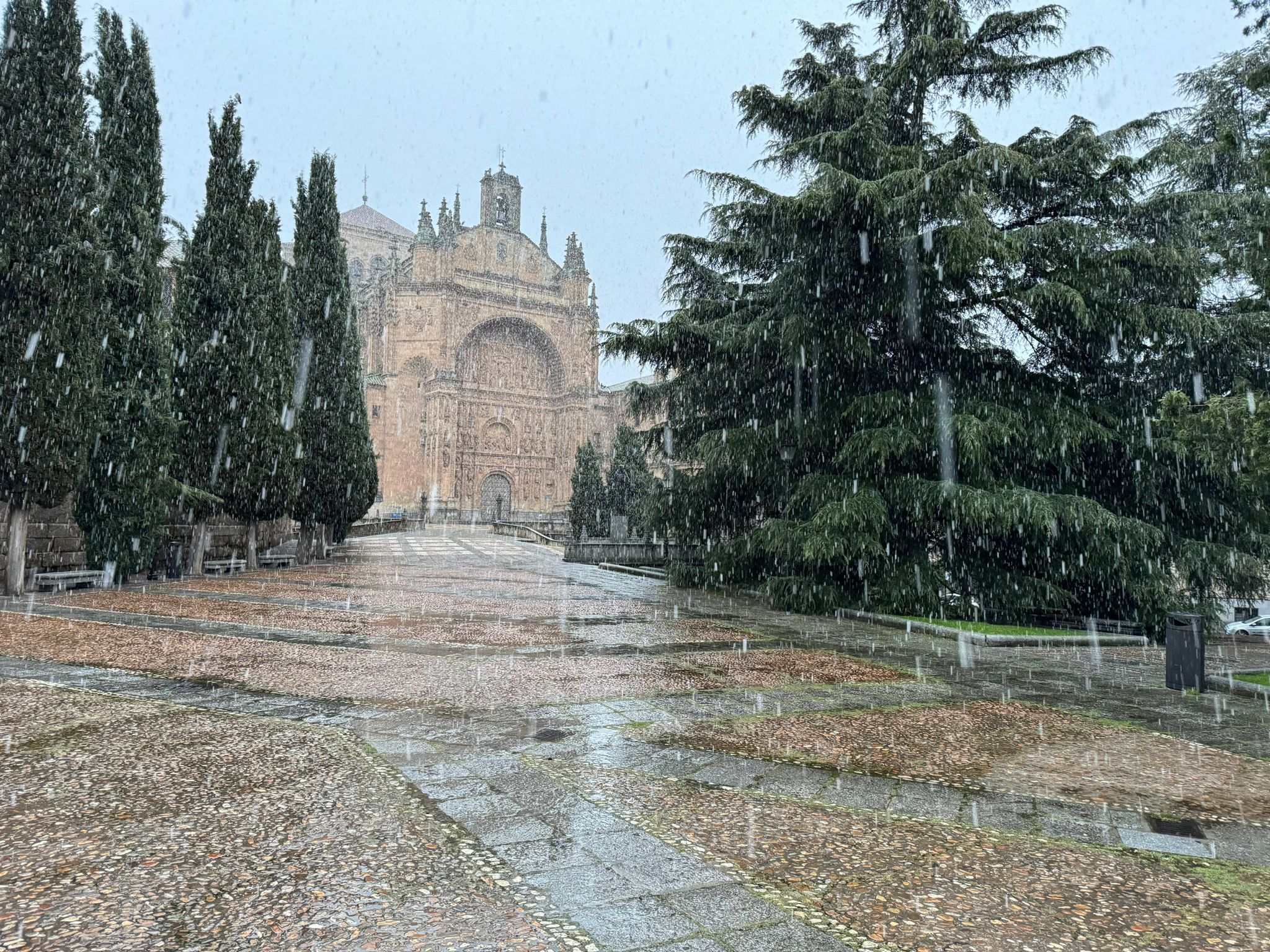 La nieve se deja ver en la provincia de Salamanca durante este Domingo de Resurrección. Salamanca capital.