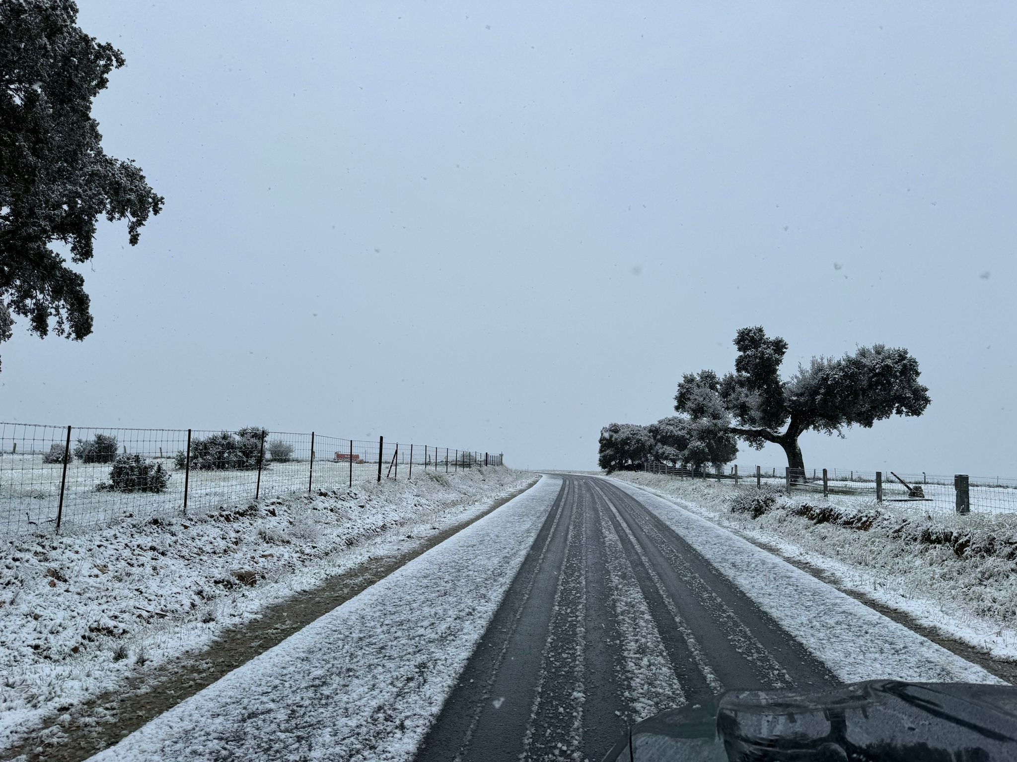 Imagen de archivo de una carretera afectada por nieve en Pedrosillo de los Aires durante el Domingo de Resurrección