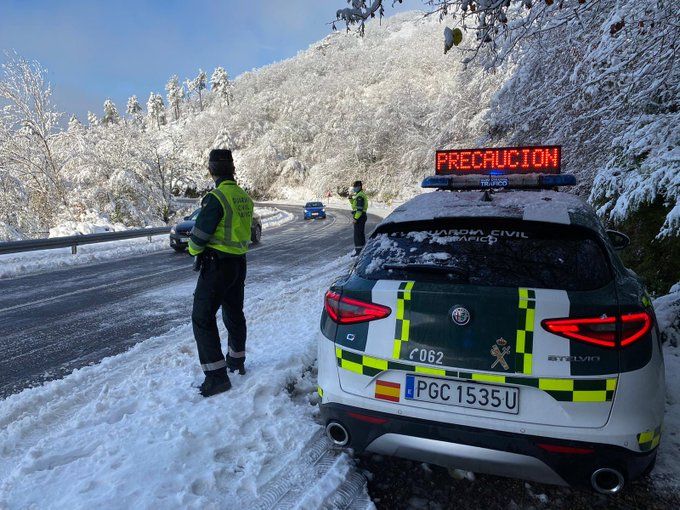 Guardia Civil regulando el tráfico con nieve - DGT