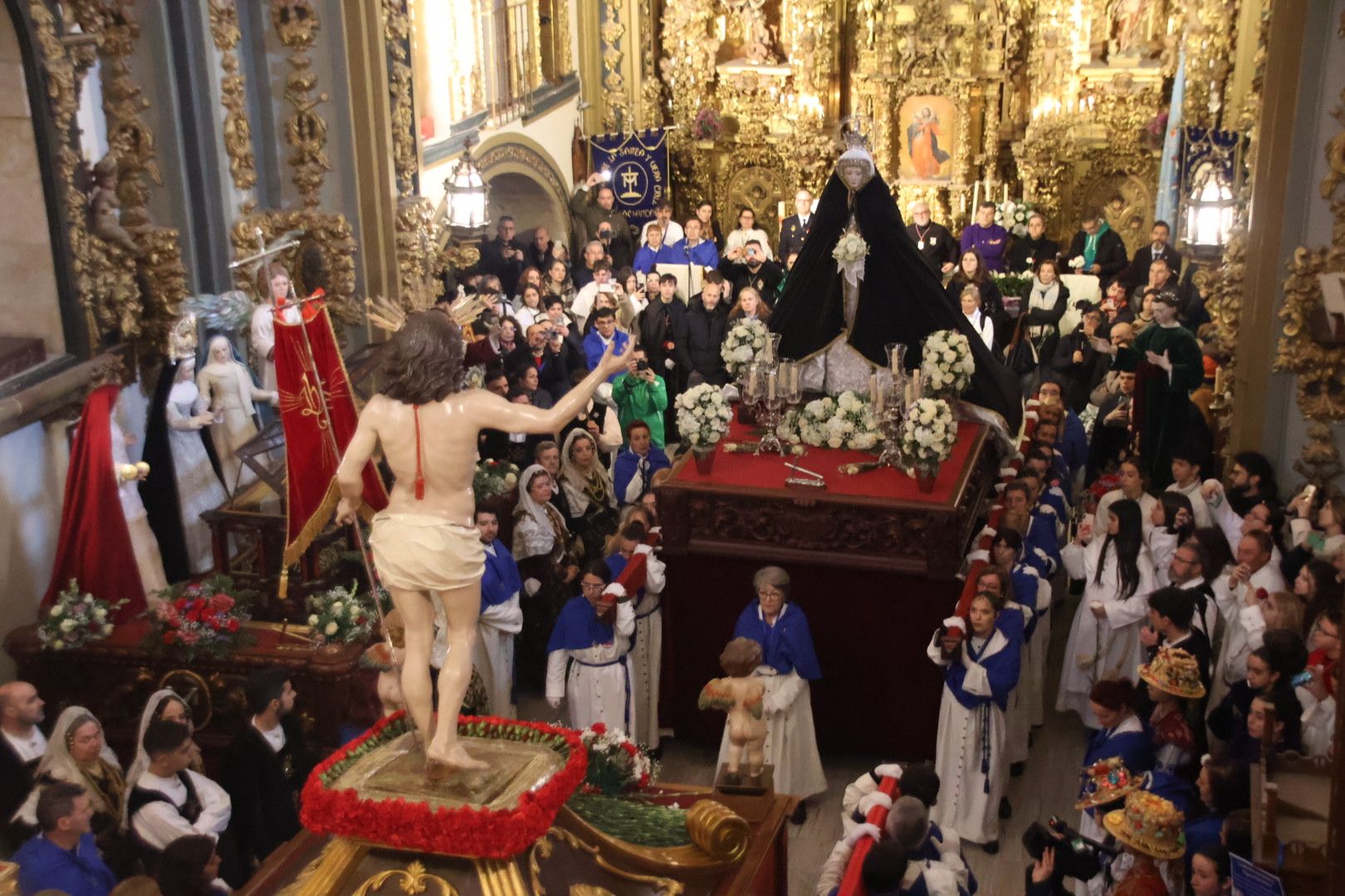 Jesús Resucitado y la Virgen de la Alegría se encuentran en un acto privado para la cofradía en la iglesia de la Vera Cruz