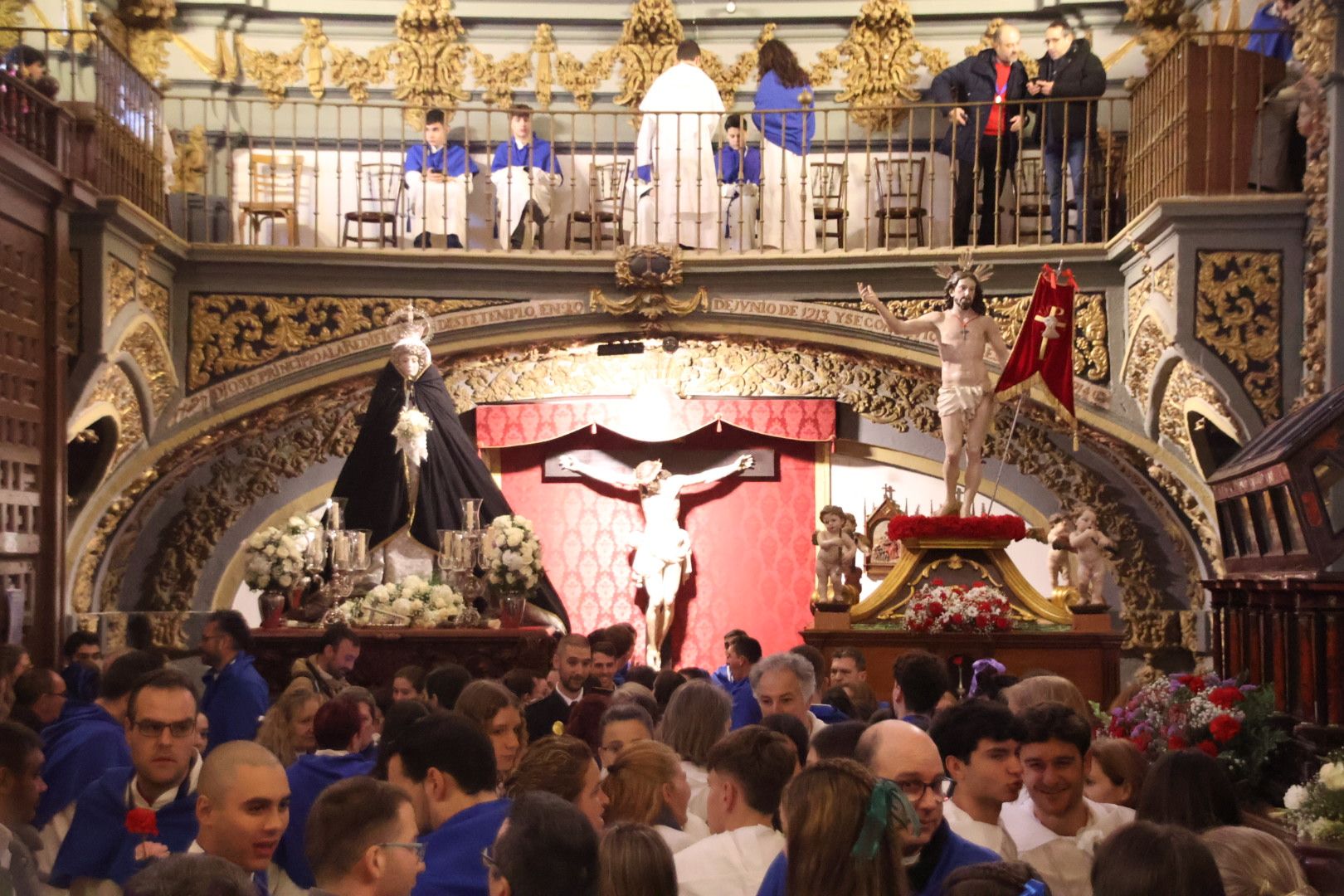 La Procesión del Encuentro realiza un encuentro para la cofradía y abre al público los pasos de Jesús Resucitado y la Virgen de la Alegría