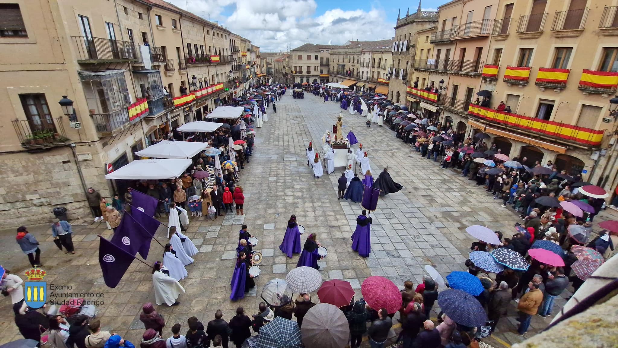 Encuentro entre el Cristo Resucitado y la Dolorosa en la Plaza Mayor de Ciudad Rodrigo en la Semana Santa de 2024