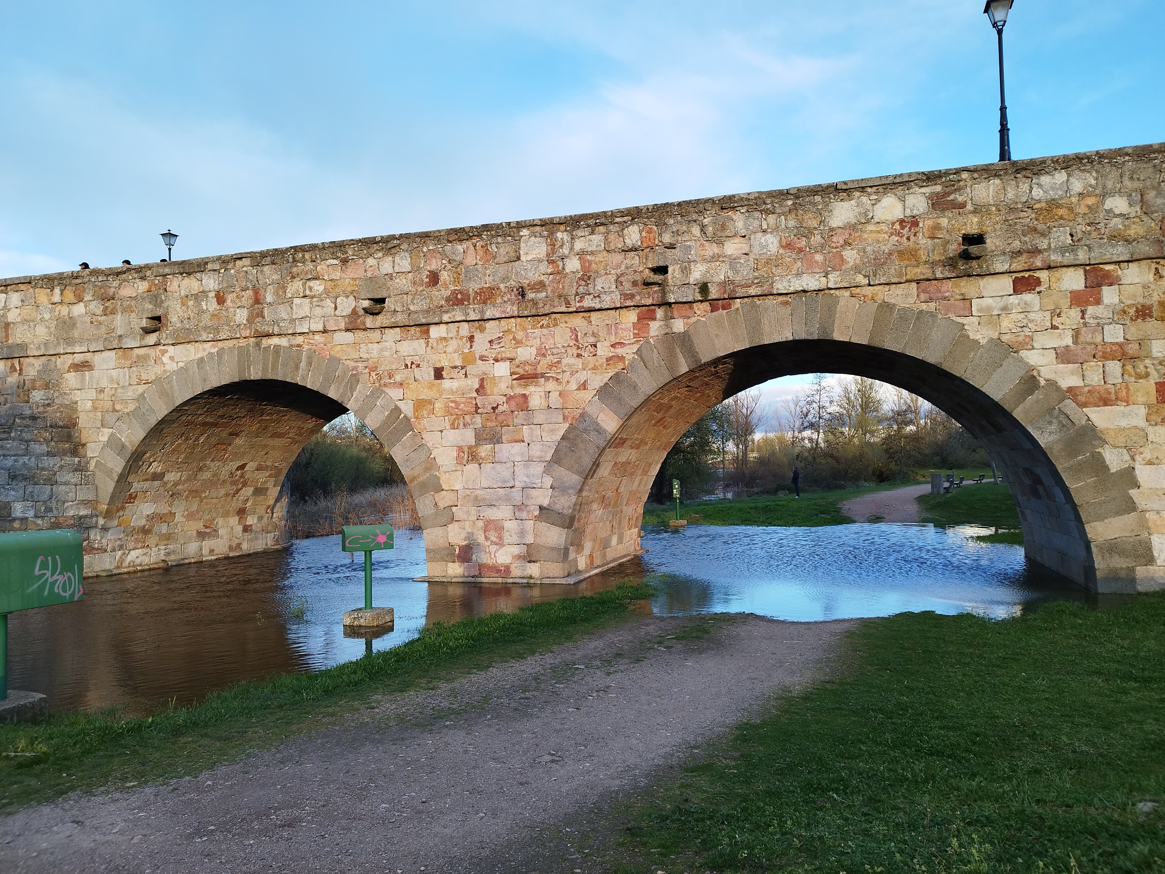 Crecida del caudal del río Tormes a su paso por Salamanca 