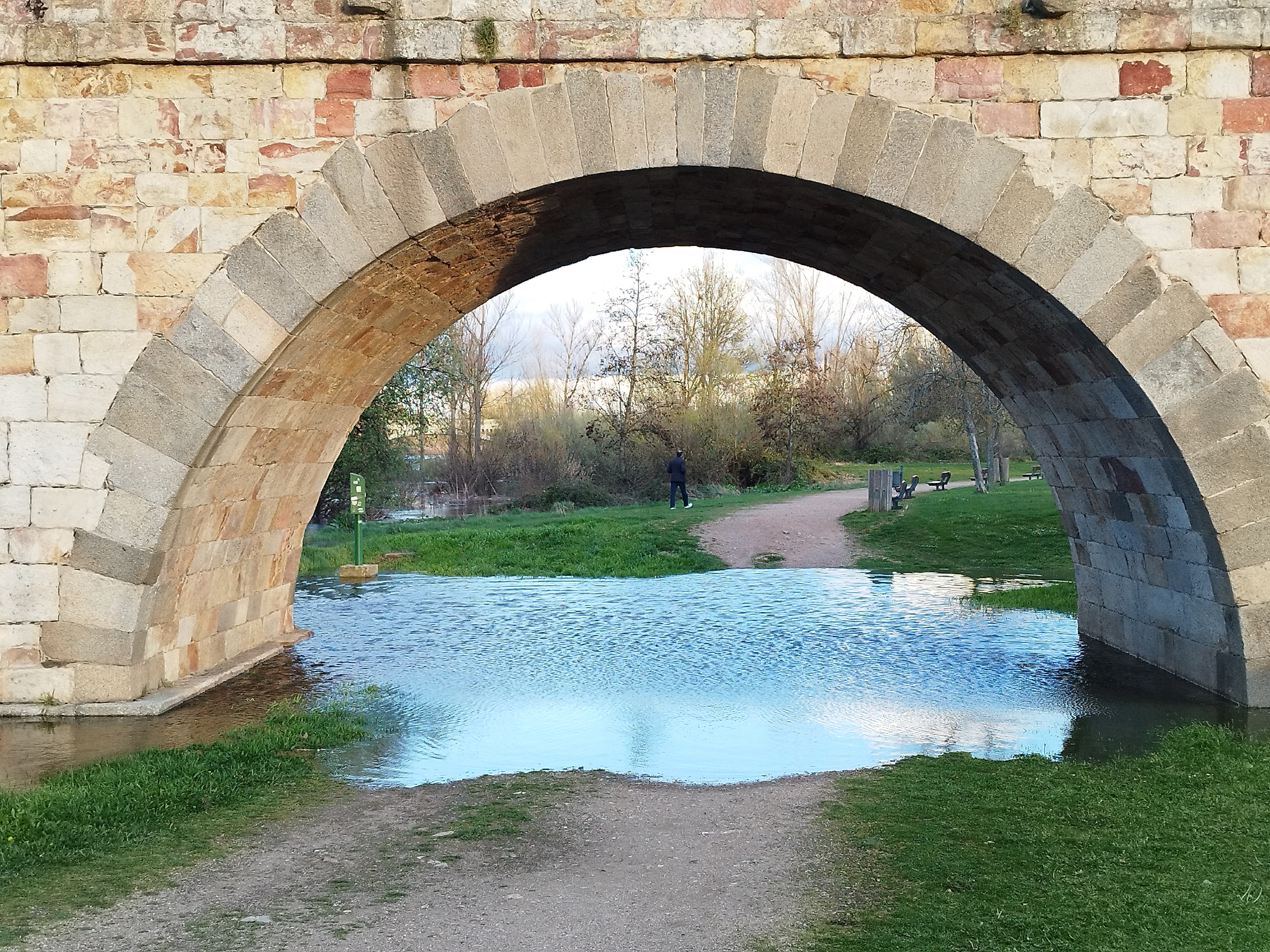 Crecida del caudal del río Tormes a su paso por Salamanca 