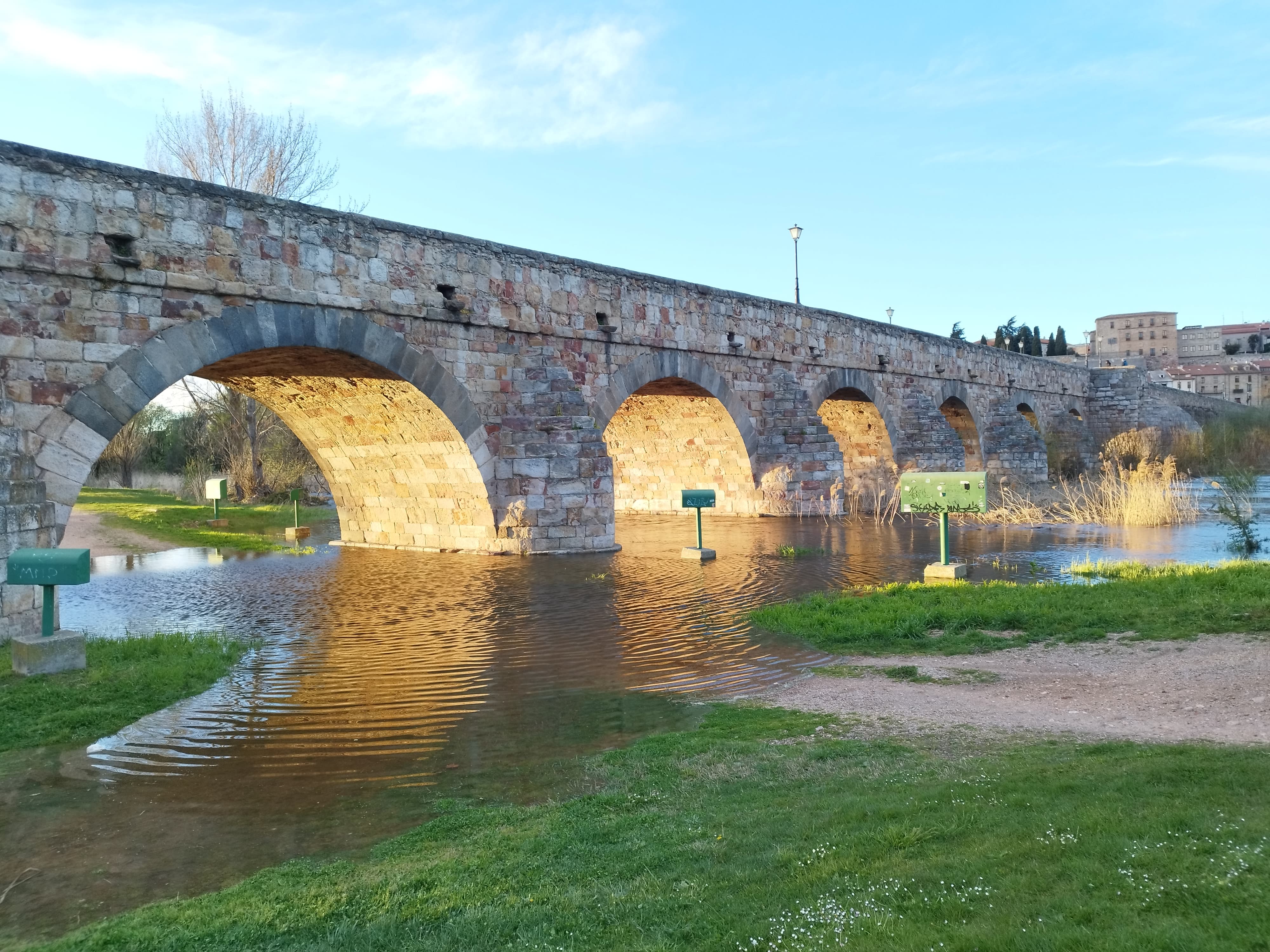 Crecida del caudal del río Tormes a su paso por Salamanca 