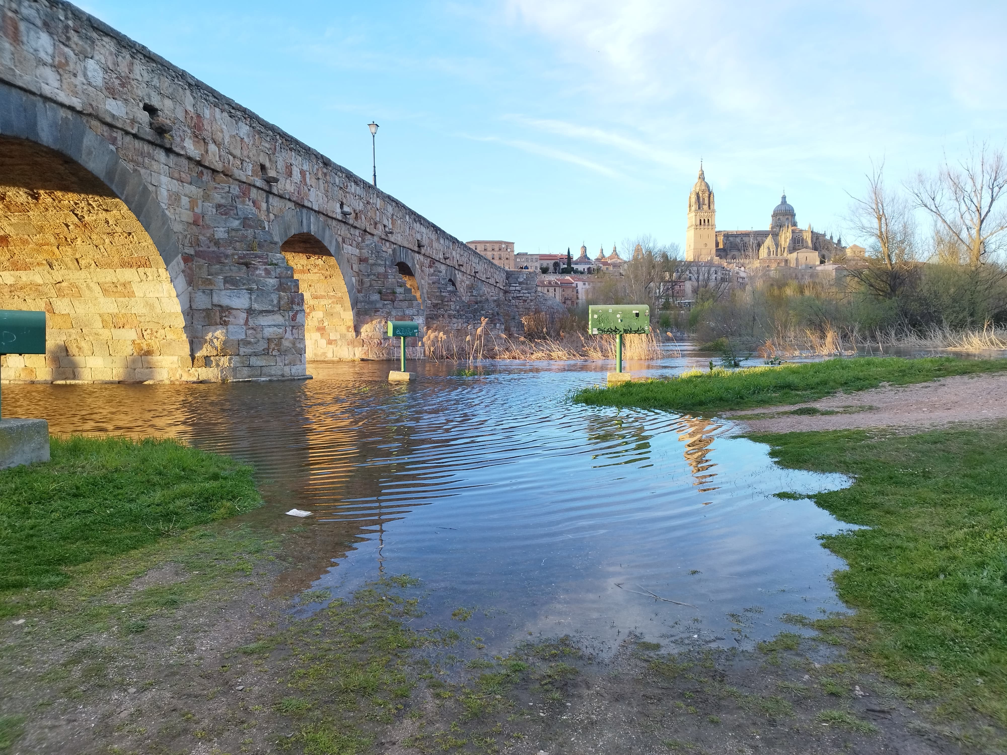 Crecida del caudal del río Tormes a su paso por Salamanca 