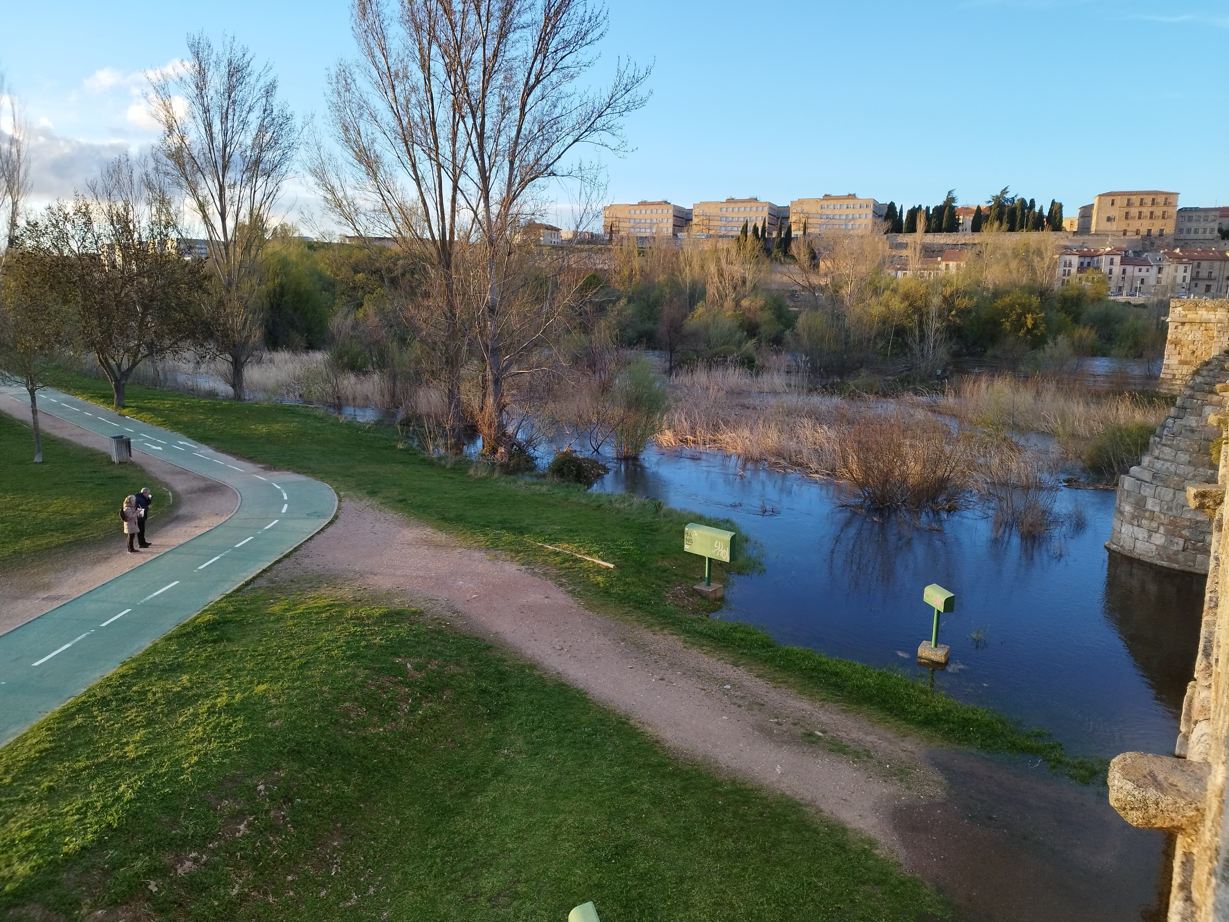 Crecida del caudal del río Tormes a su paso por Salamanca 