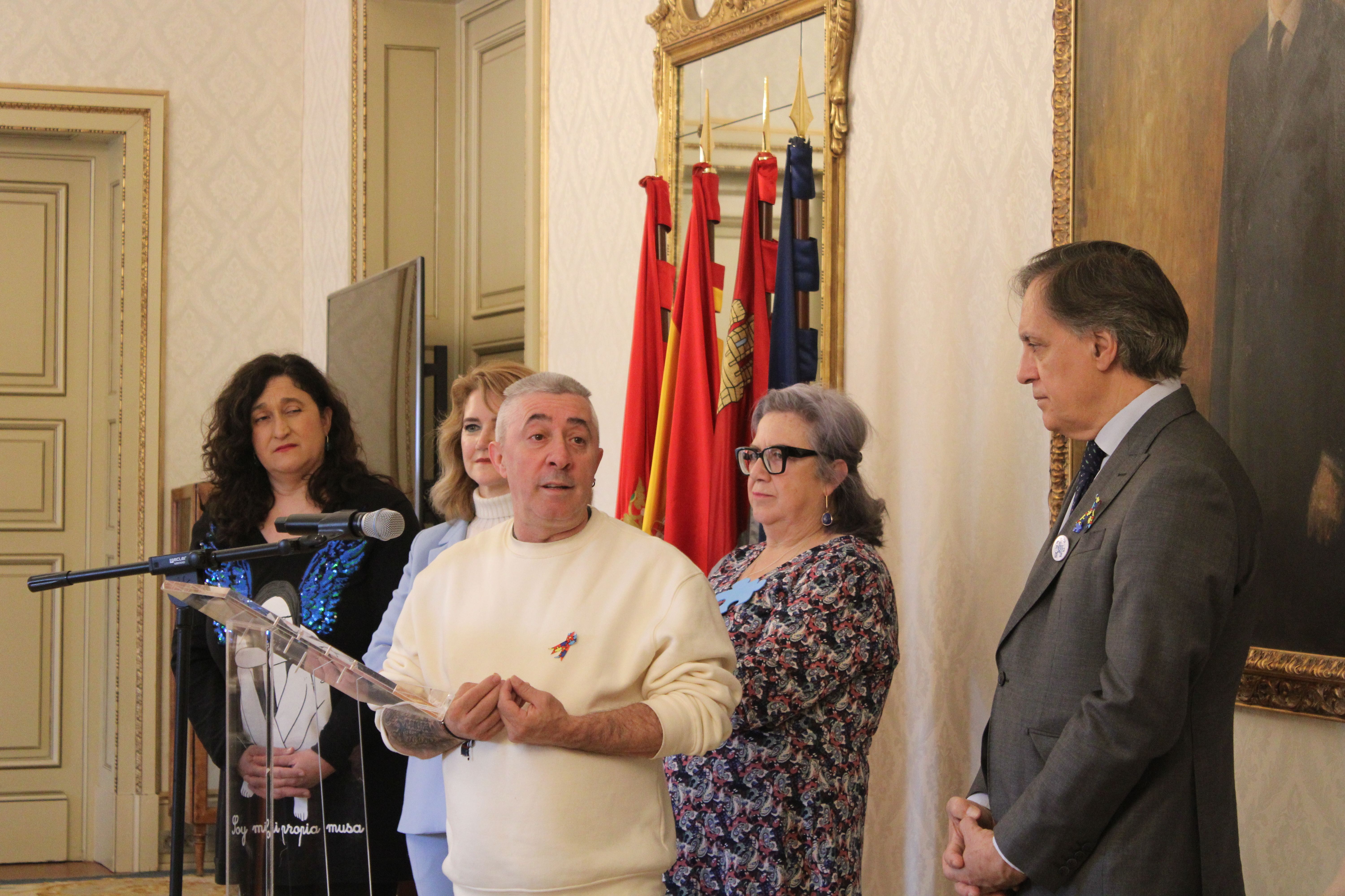  Carbayo recibe a usuarios con TEA en el Ayuntamiento por Día Mundial del Autismo. Fotos S24H (1)