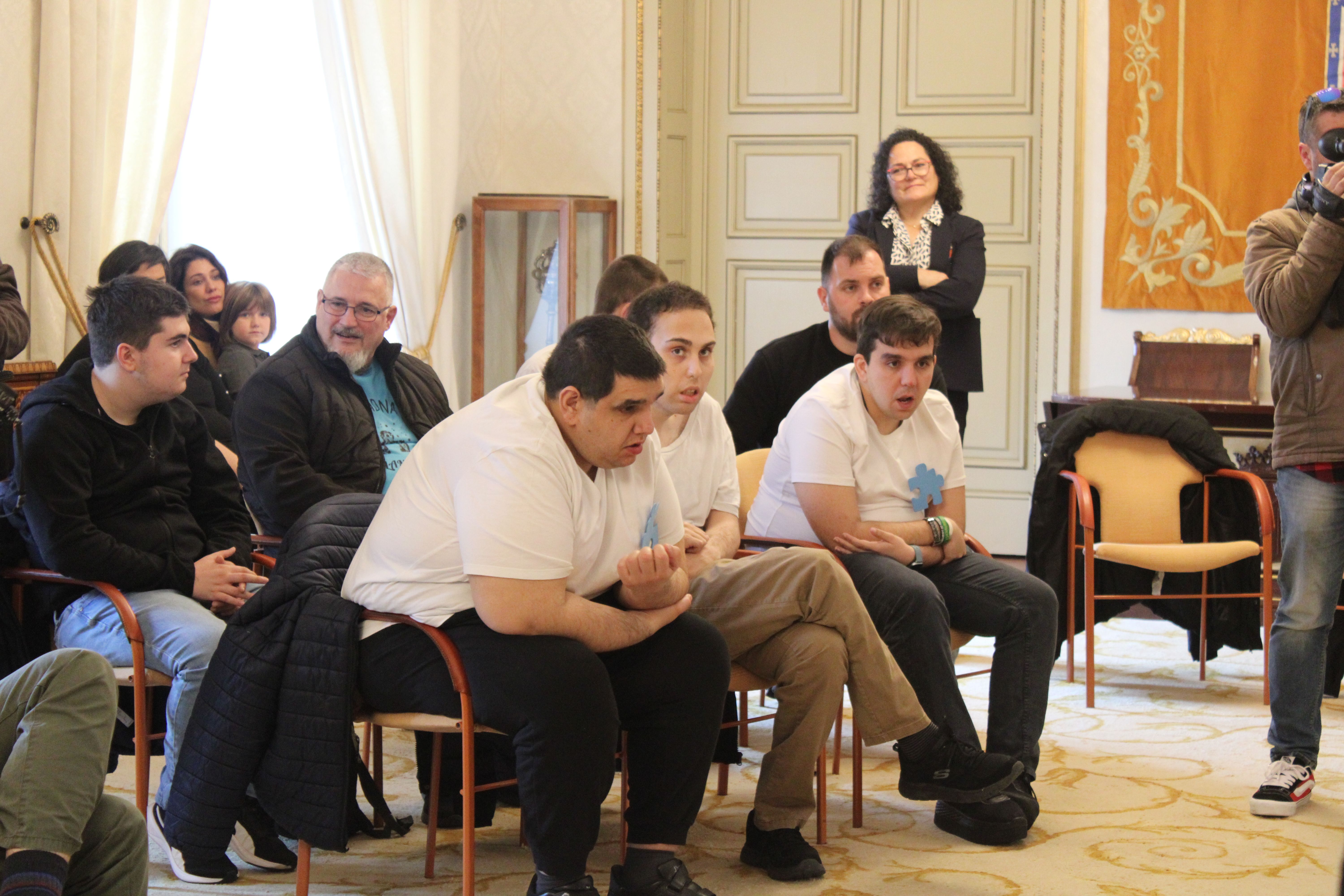  Carbayo recibe a usuarios con TEA en el Ayuntamiento por Día Mundial del Autismo. Fotos S24H (3)