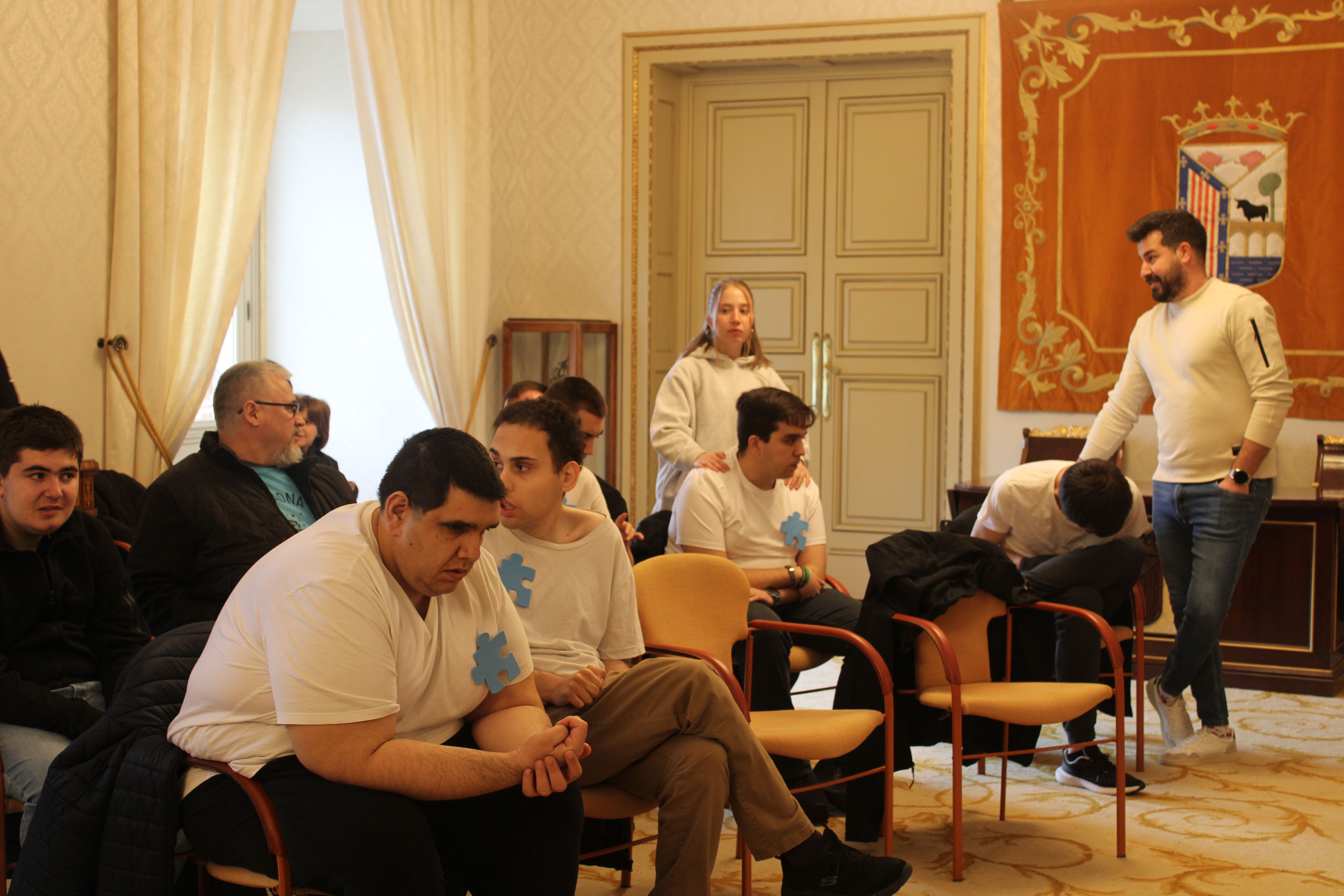  Carbayo recibe a usuarios con TEA en el Ayuntamiento por Día Mundial del Autismo. Fotos S24H (16)