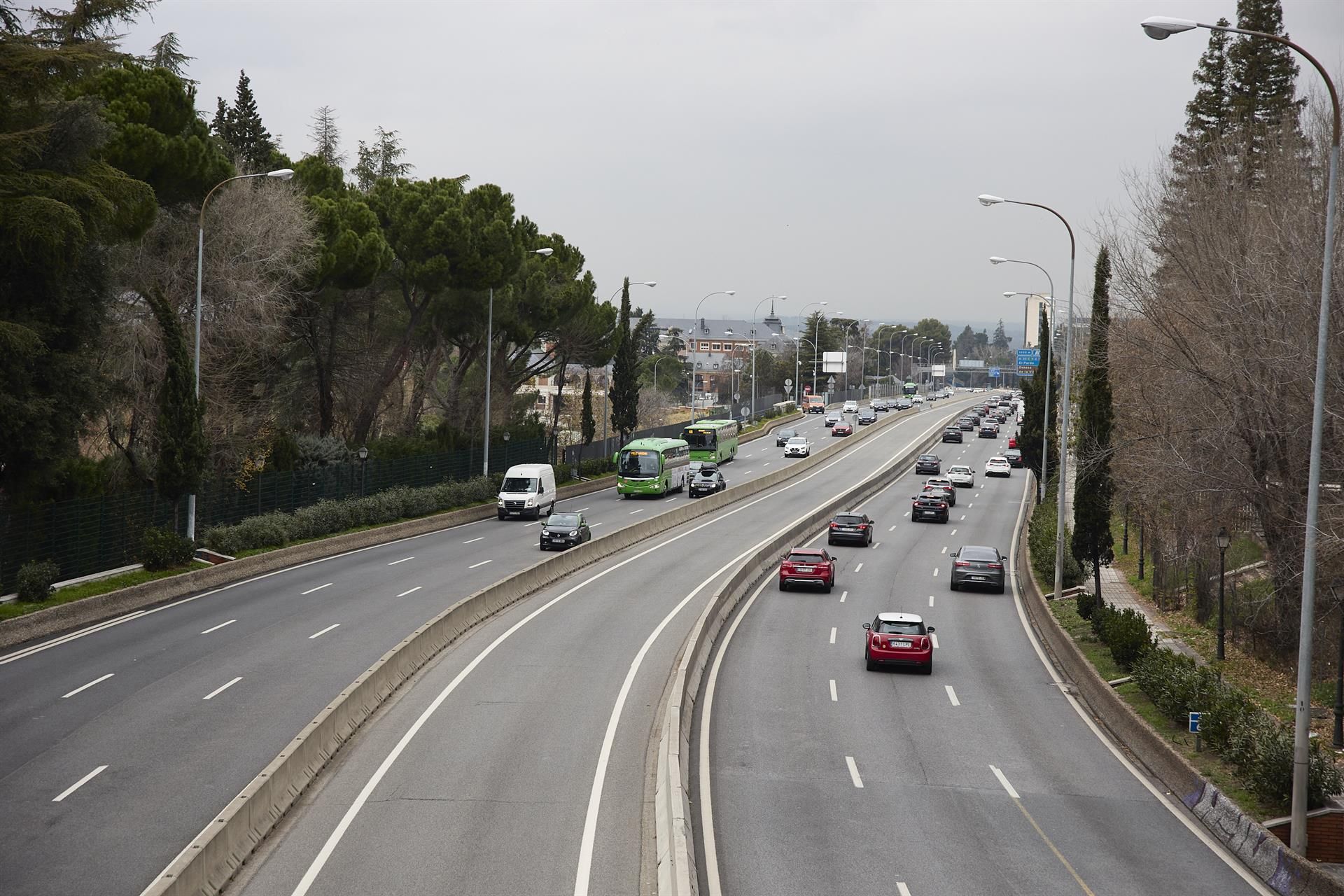 Varios vehículos circulan en la autovía A-6, a 23 de diciembre de 2021, en Madrid (España). Foto de Jesús Hellín | Europa Press. Archivo