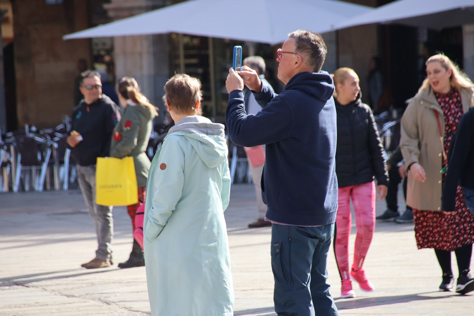 Gente paseando por el centro de Salamanca 