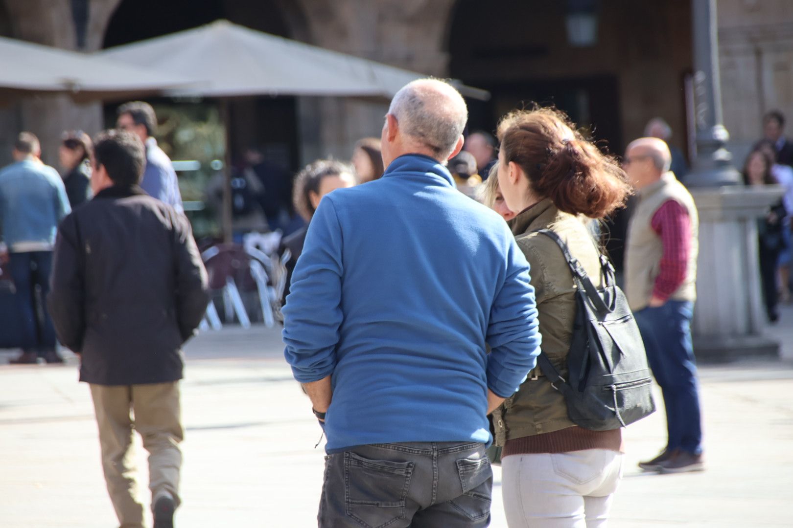 Gente paseando por el centro de Salamanca. Foto de archivo 