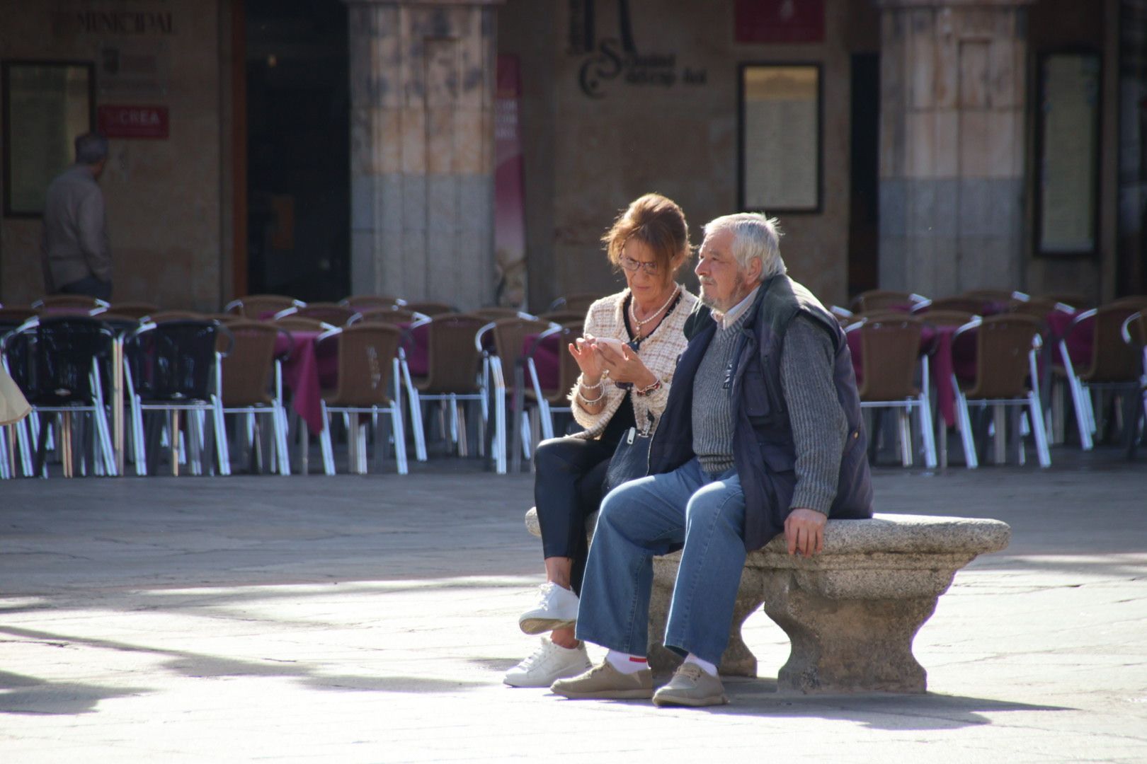 Gente paseando por el centro de Salamanca 