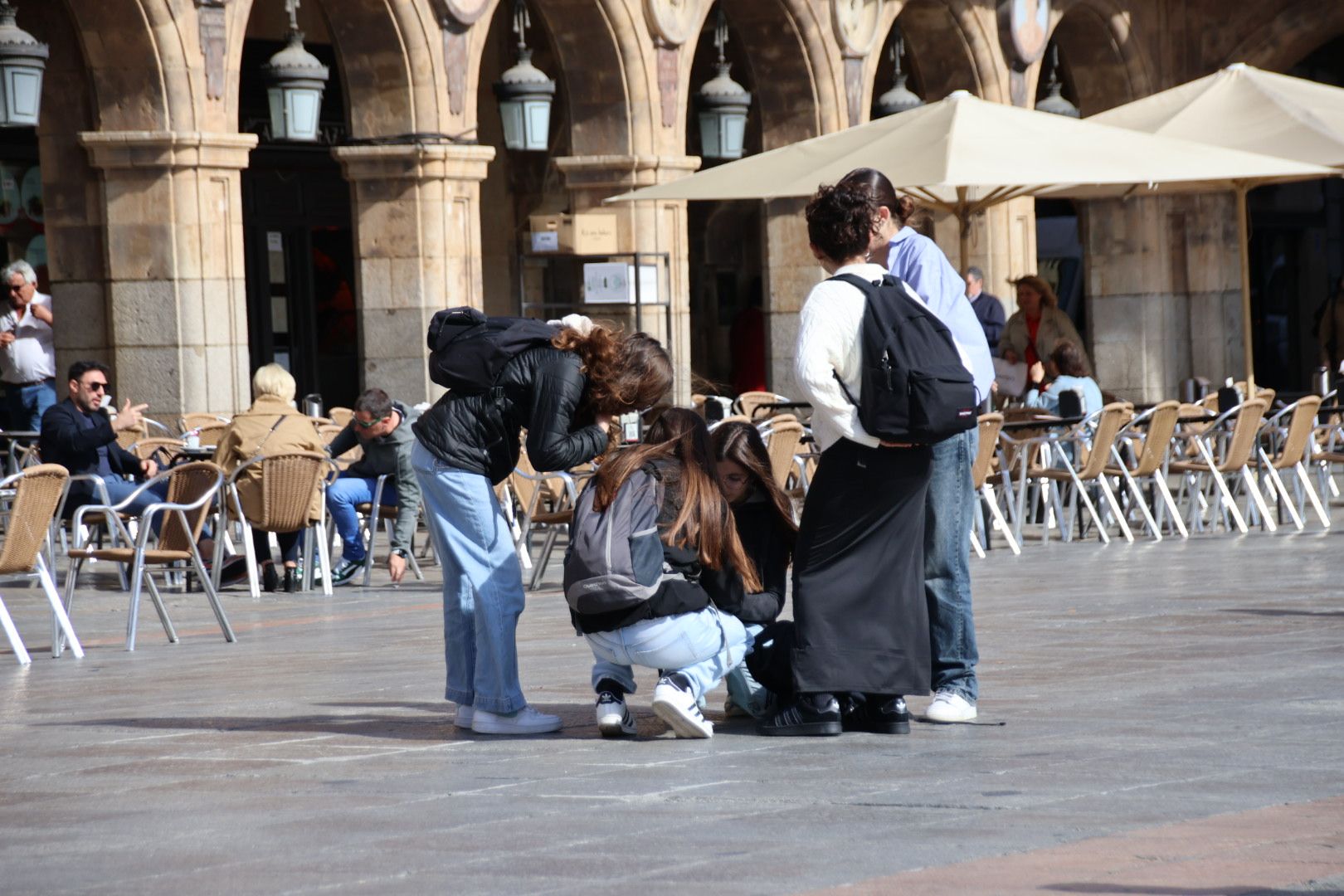 Gente paseando por el centro de Salamanca 