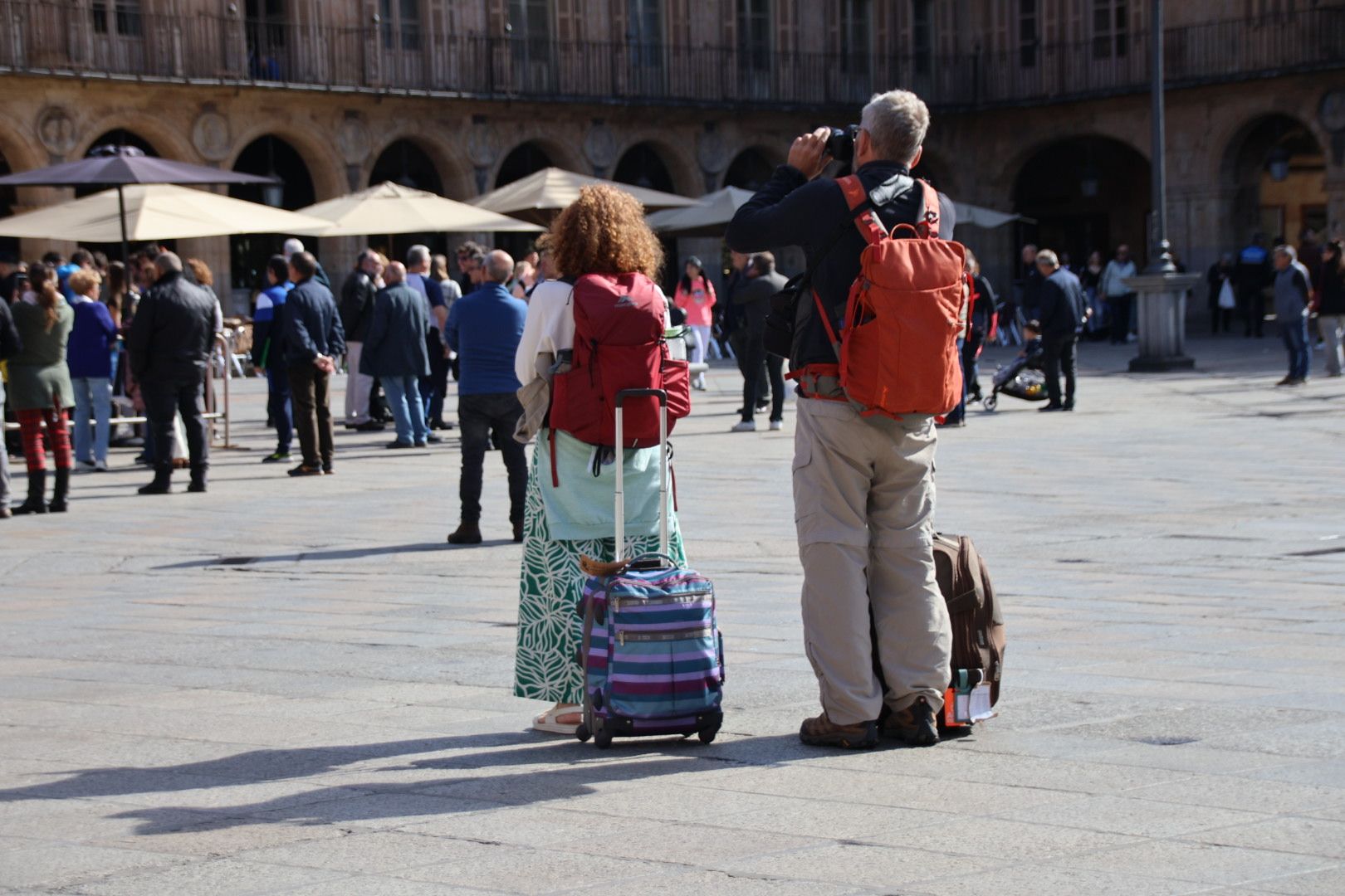 Turistas paseando por el centro de Salamanca. Foto de archivo 